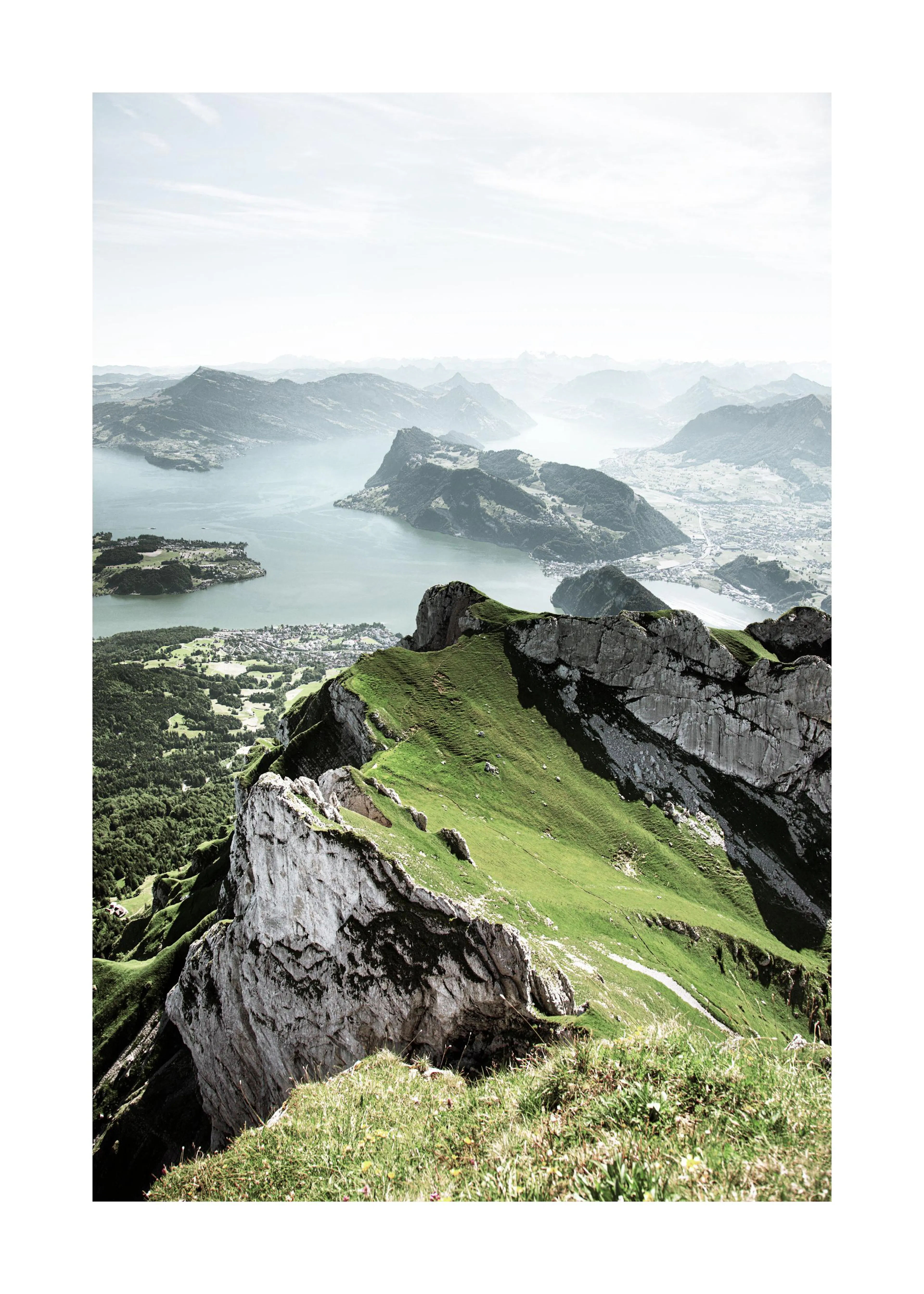 Ein Poster des Pilatus-Berges mit dem Vierwaldstättersee und einer weiten Landschaft unter hellem Himmel.