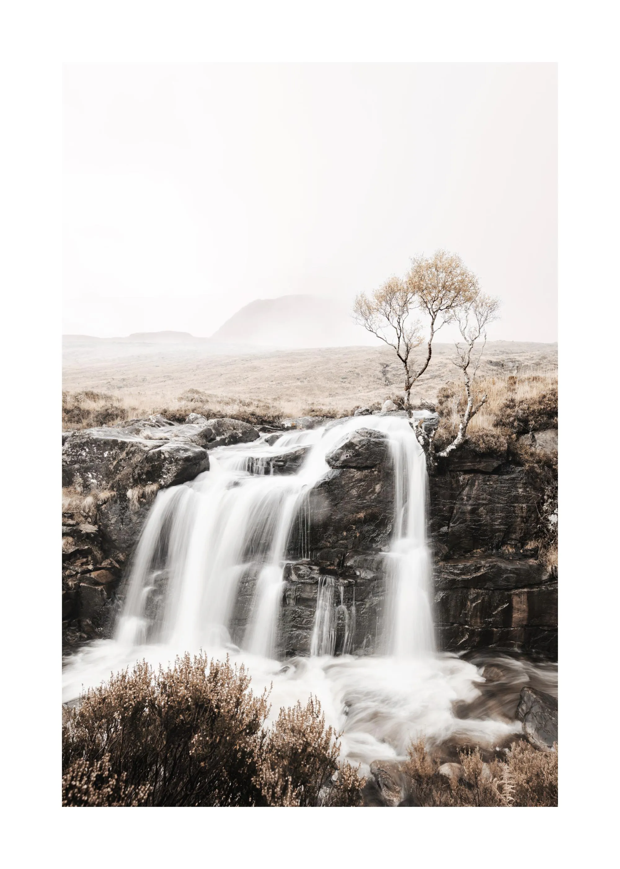 Poster eines Wasserfalls, der über dunkle Felsen in eine neblige Landschaft mit einem Baum und trockenem Gras fließt.
