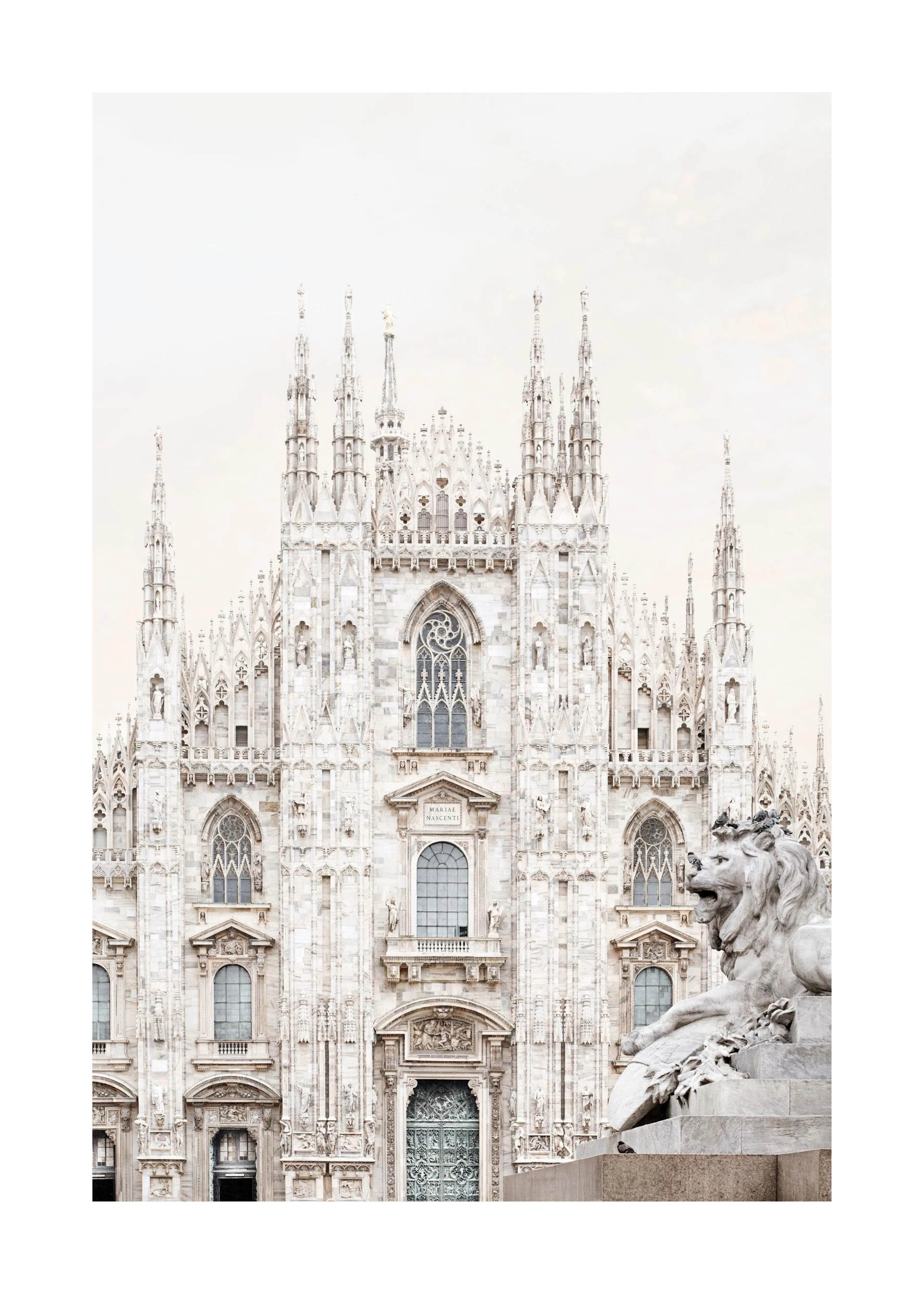En poster som visar Milanos Duomo, en vit gotisk katedral med detaljerade spiror och skulpturer, samt en lejonskulptur.