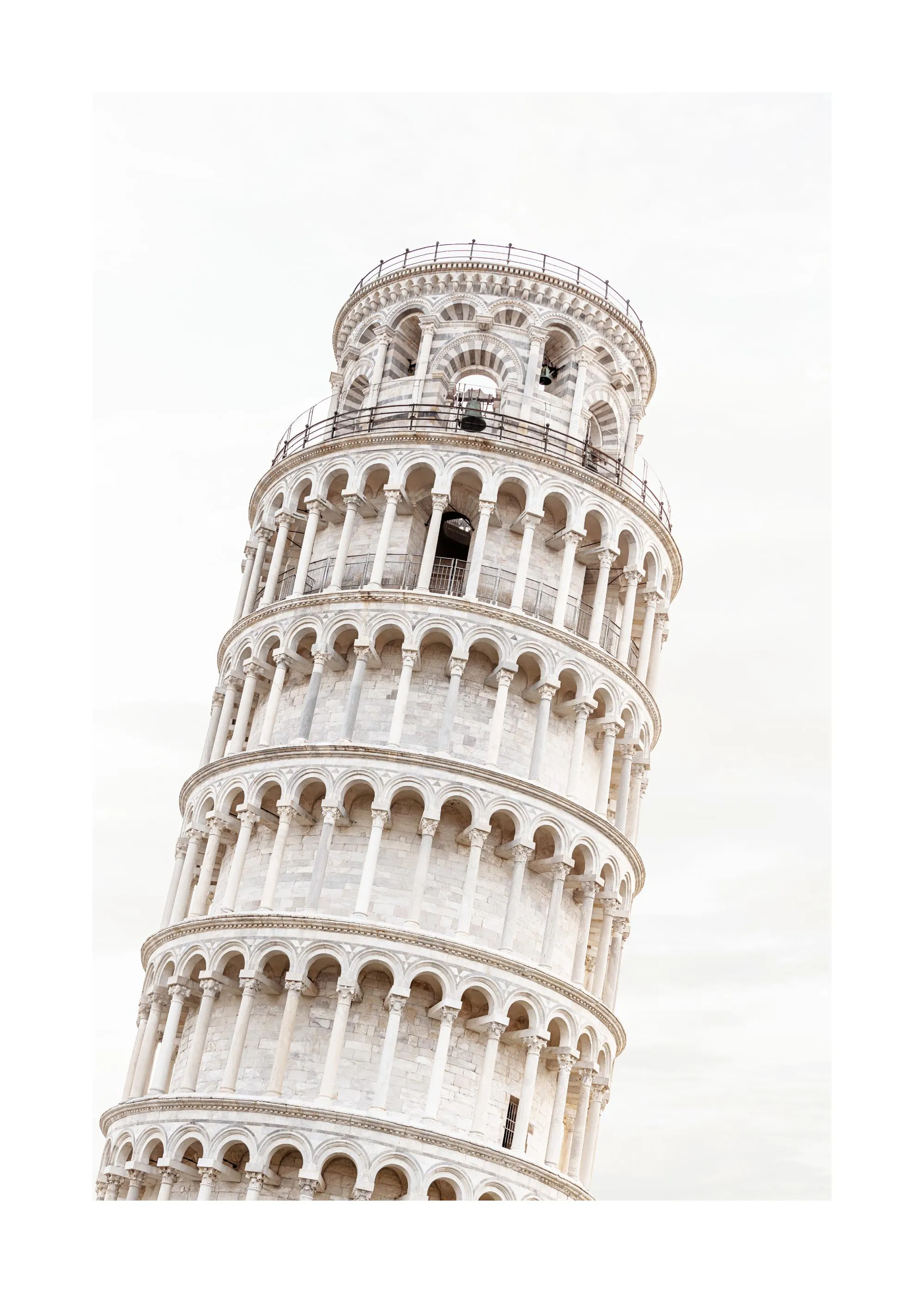 En poster av det lutande tornet i Pisa med dess vita marmorarkitektur mot en ljus himmel.