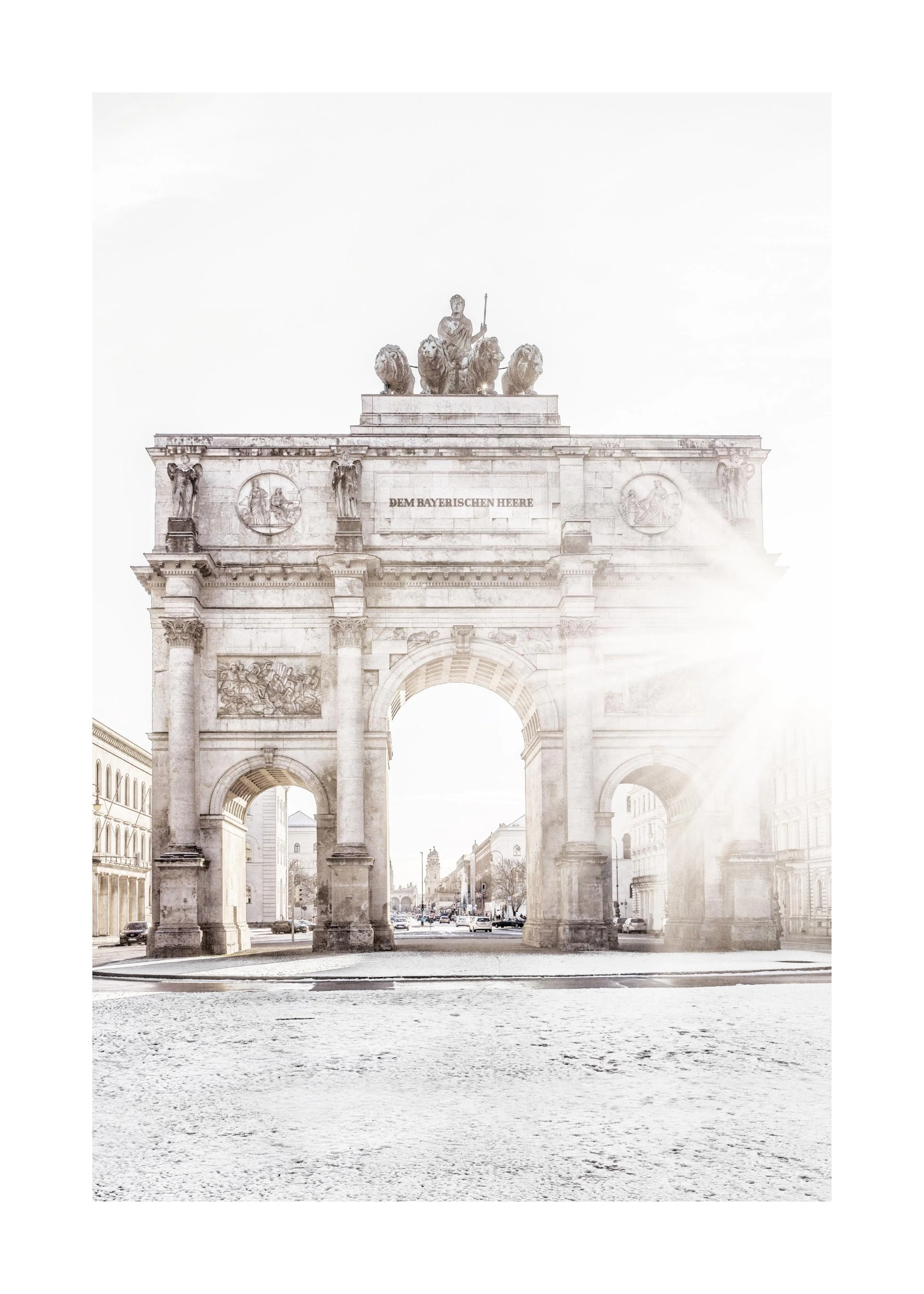 En poster av Siegestor i München med solljus som strålar genom valvet på en snöig gata.