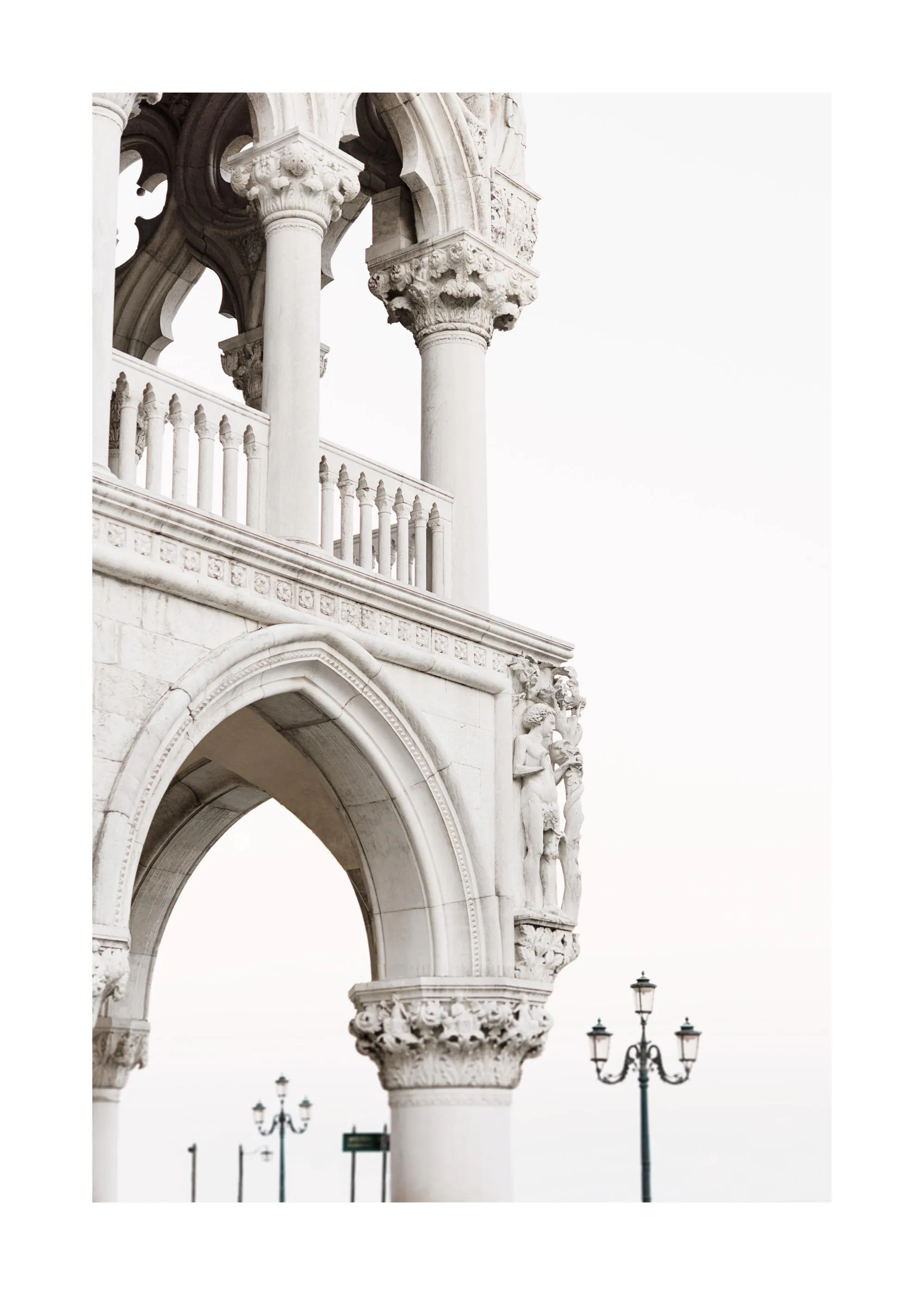 En poster som visar en del av Dogepalatset i Venedig med valv, pelare och statyer i ljusgrått mot en vit bakgrund.