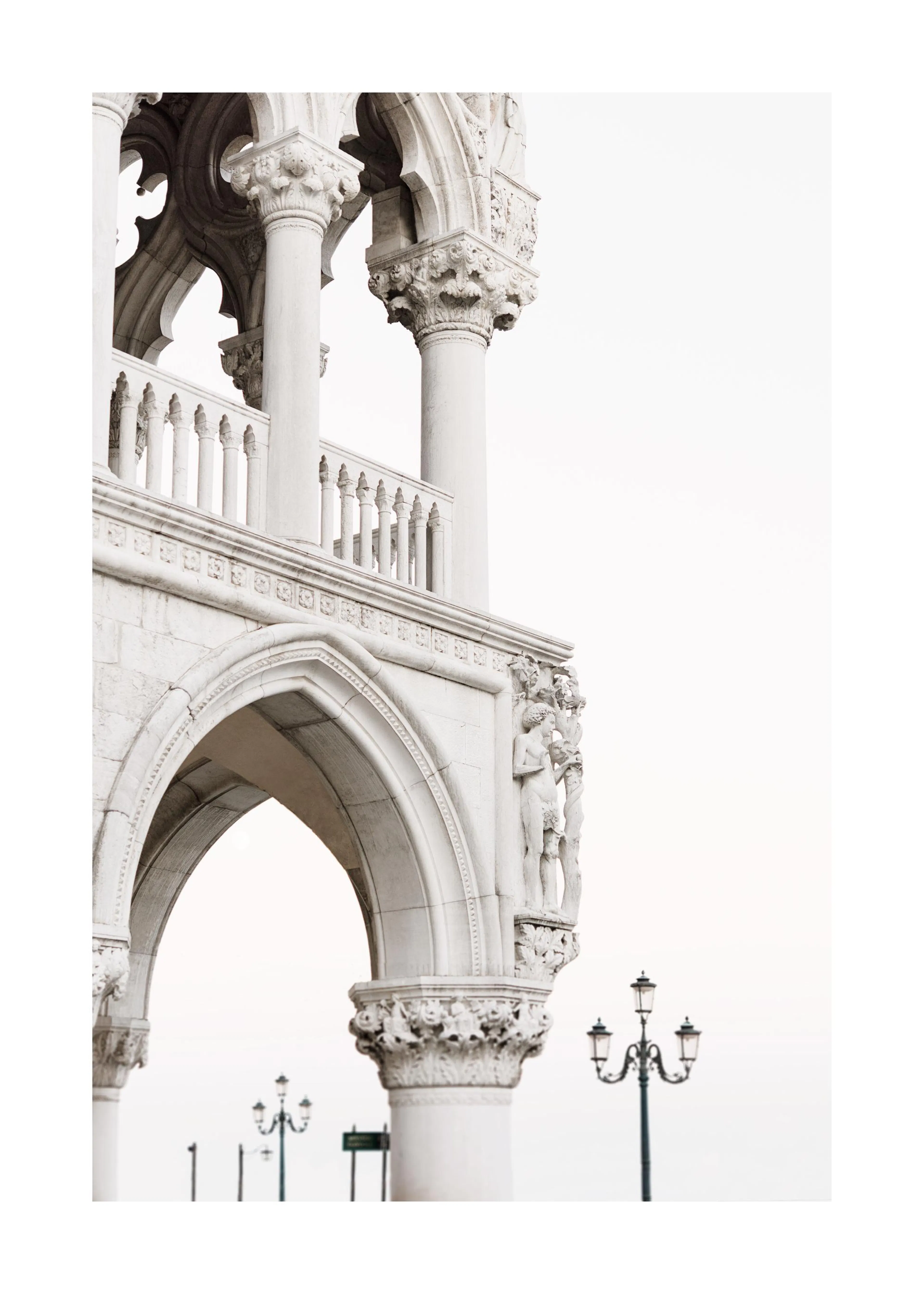 En poster som visar en del av Dogepalatset i Venedig med valv, pelare och statyer i ljusgrått mot en vit bakgrund.