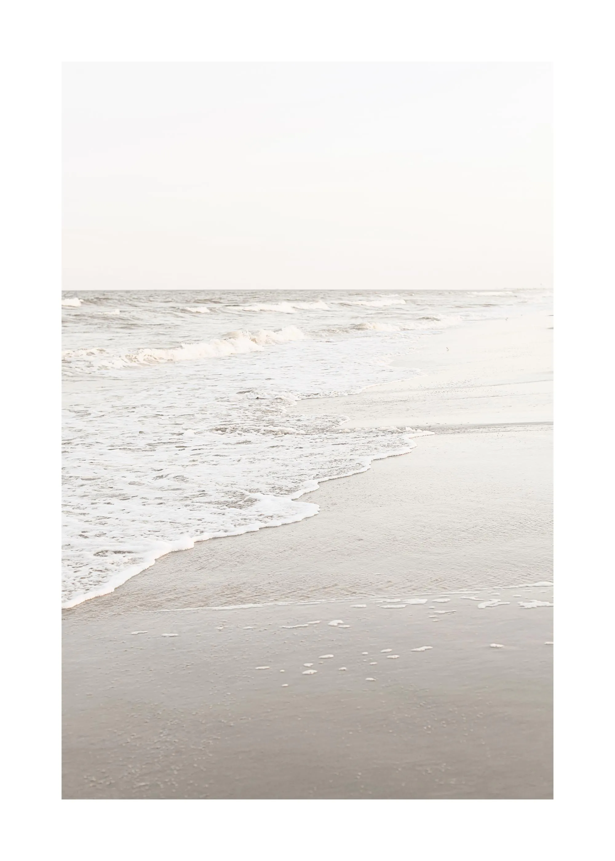 Poster mit einer Nahaufnahme von sanften Wellen, die an einem Sandstrand ankommen, in Pastelltönen.