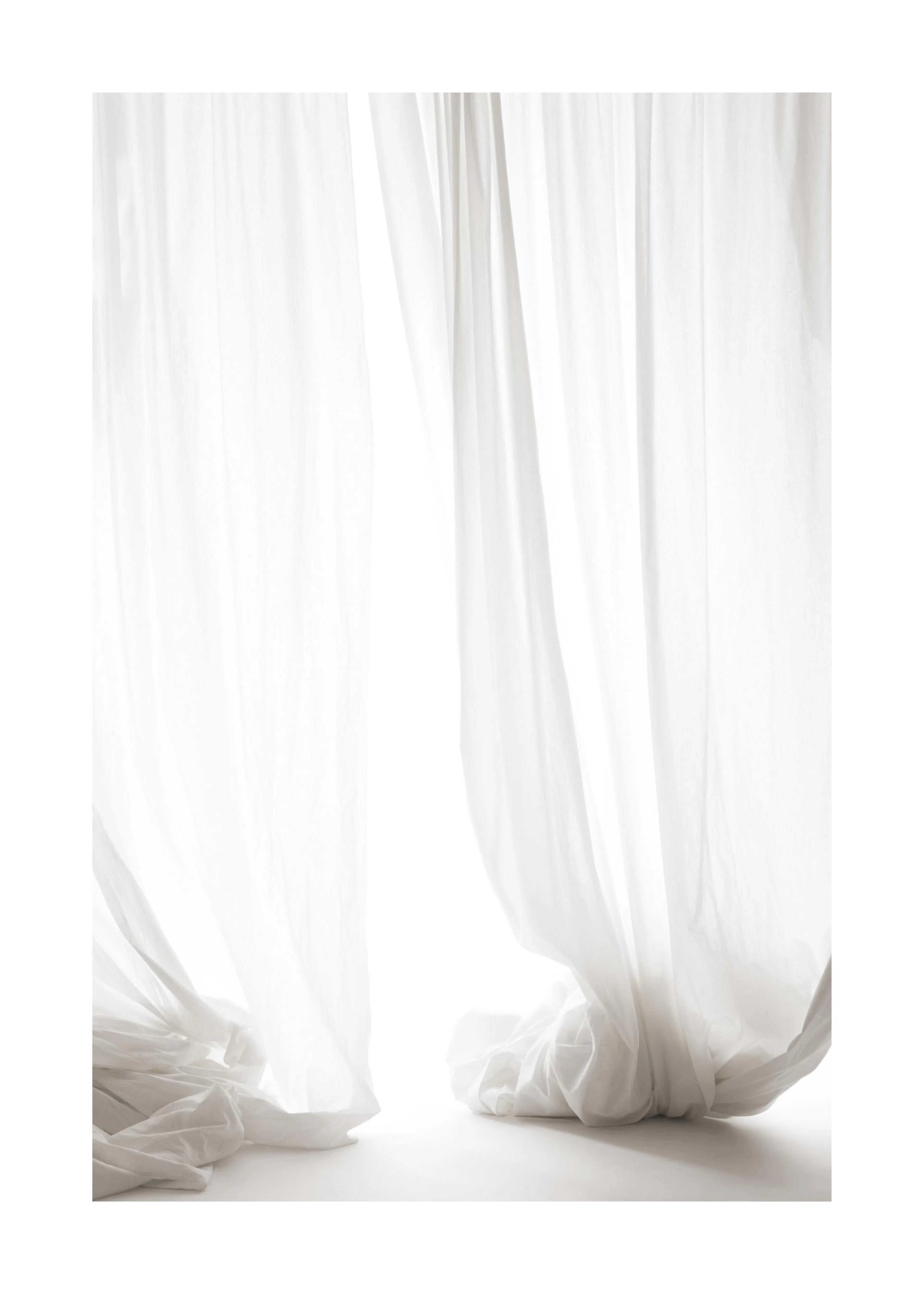Poster met twee doorschijnende witte gordijnen die zachtjes over de vloer vallen.