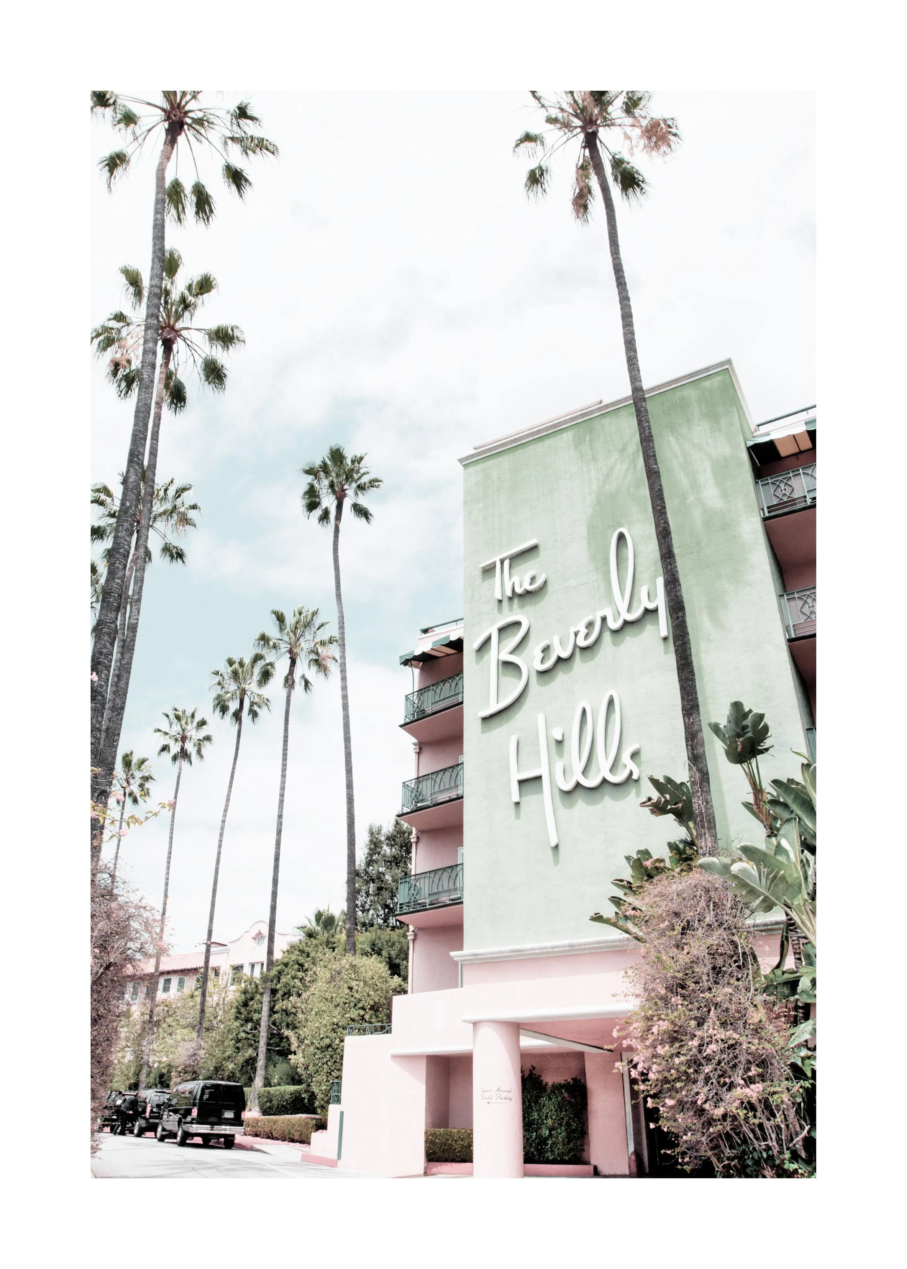 En poster som visar Beverly Hills Hotel med rosa fasad och mintgröna väggar, omgivet av höga palmer.