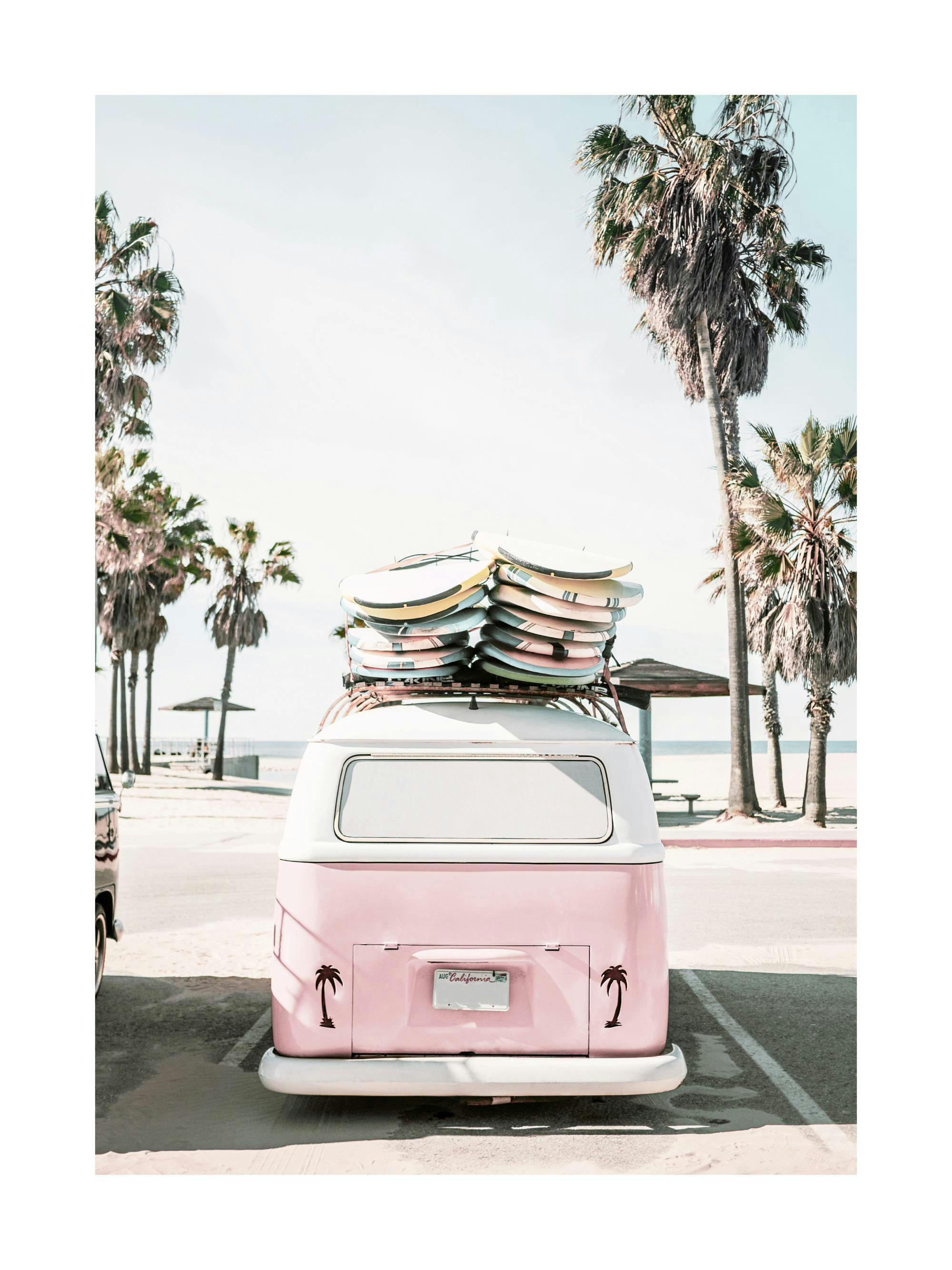 Juliste vaaleanpunaisesta Volkswagen-pakettiautosta, jonka katolla on lainelautoja, palmujen reunustamalla rannalla.