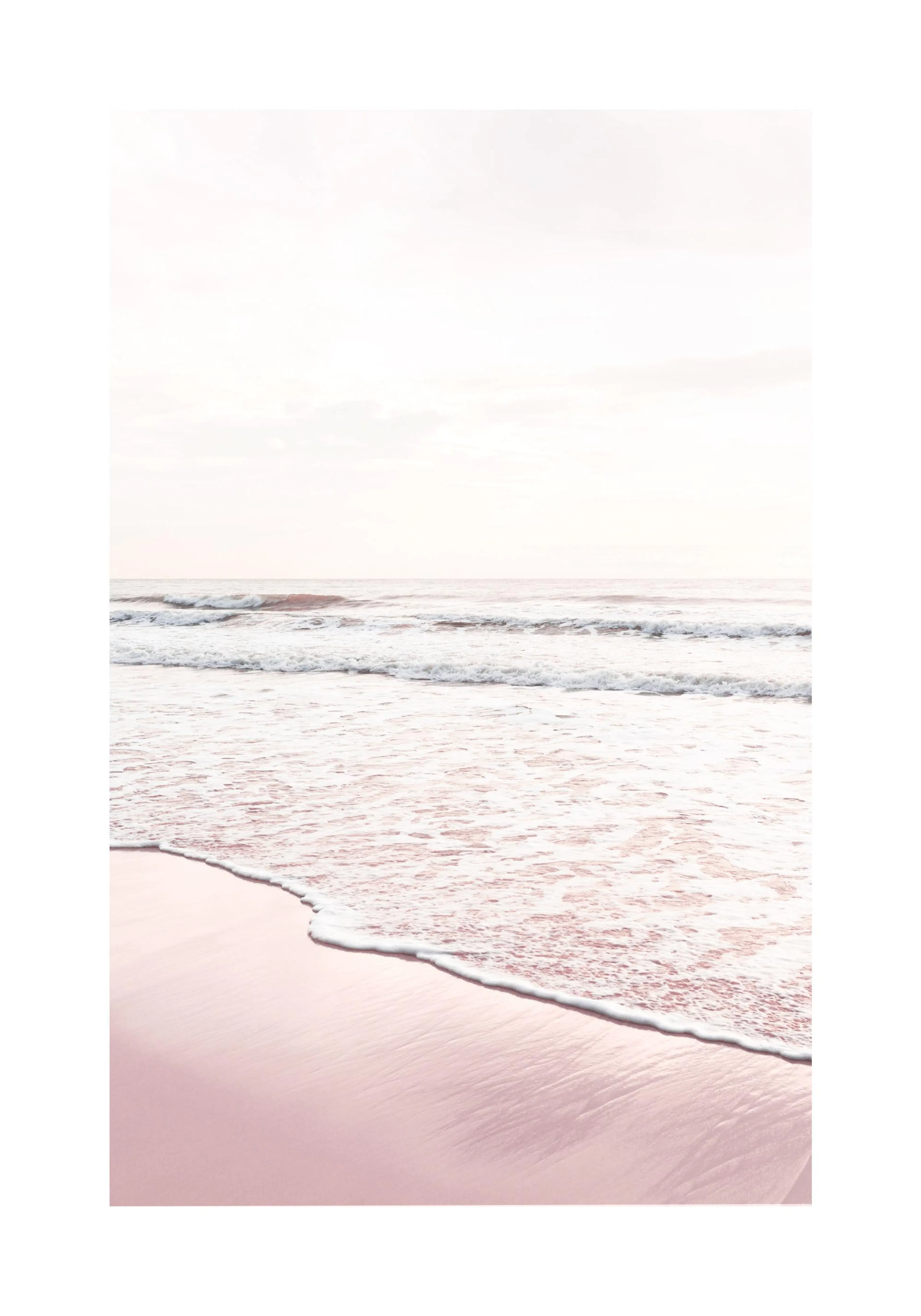 Poster: Ein ruhiges, vertikales Bild eines Strandes mit sanften, rosafarbenen Wellen, die auf den Sand treffen.