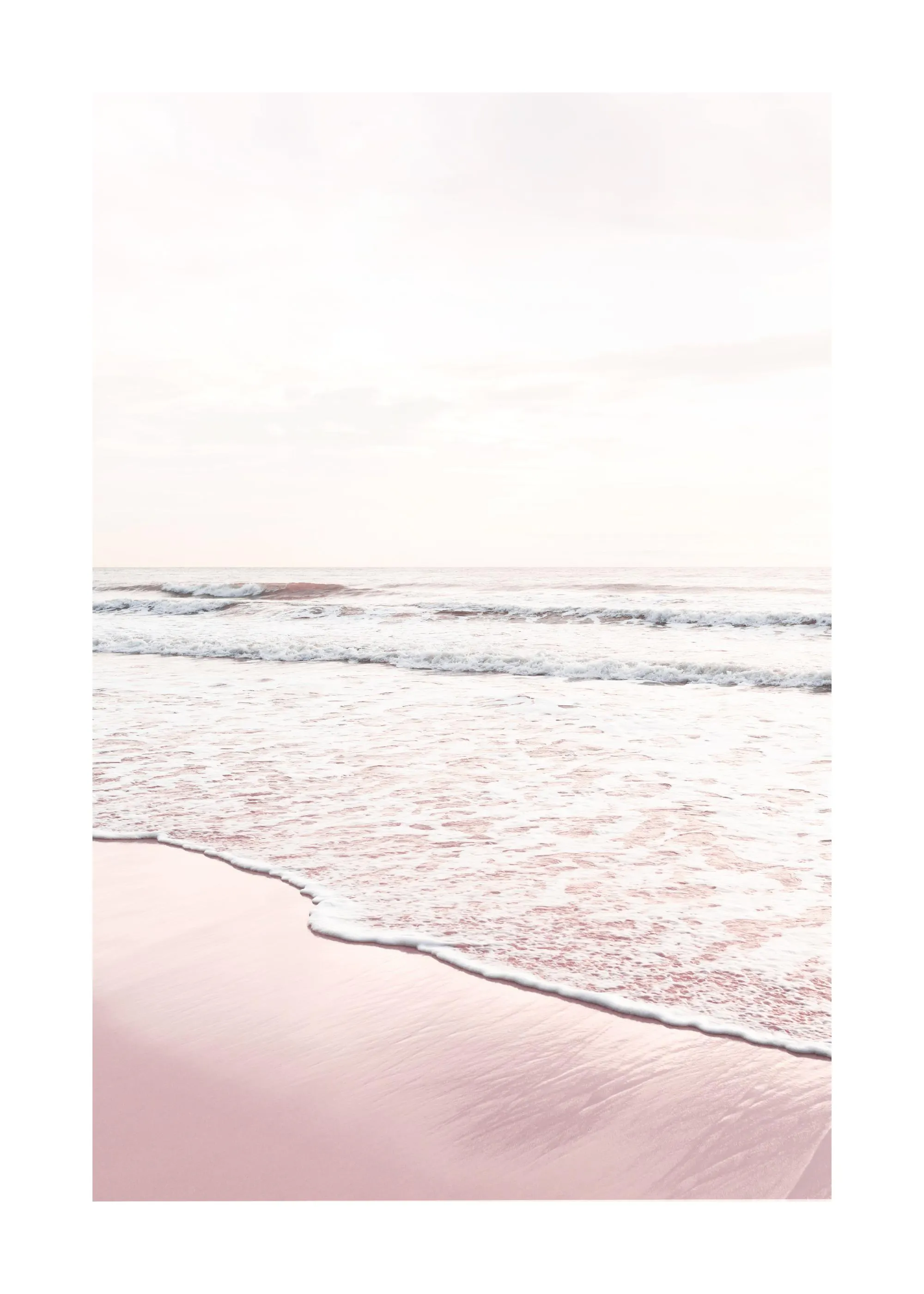Poster: Ein ruhiges, vertikales Bild eines Strandes mit sanften, rosafarbenen Wellen, die auf den Sand treffen.