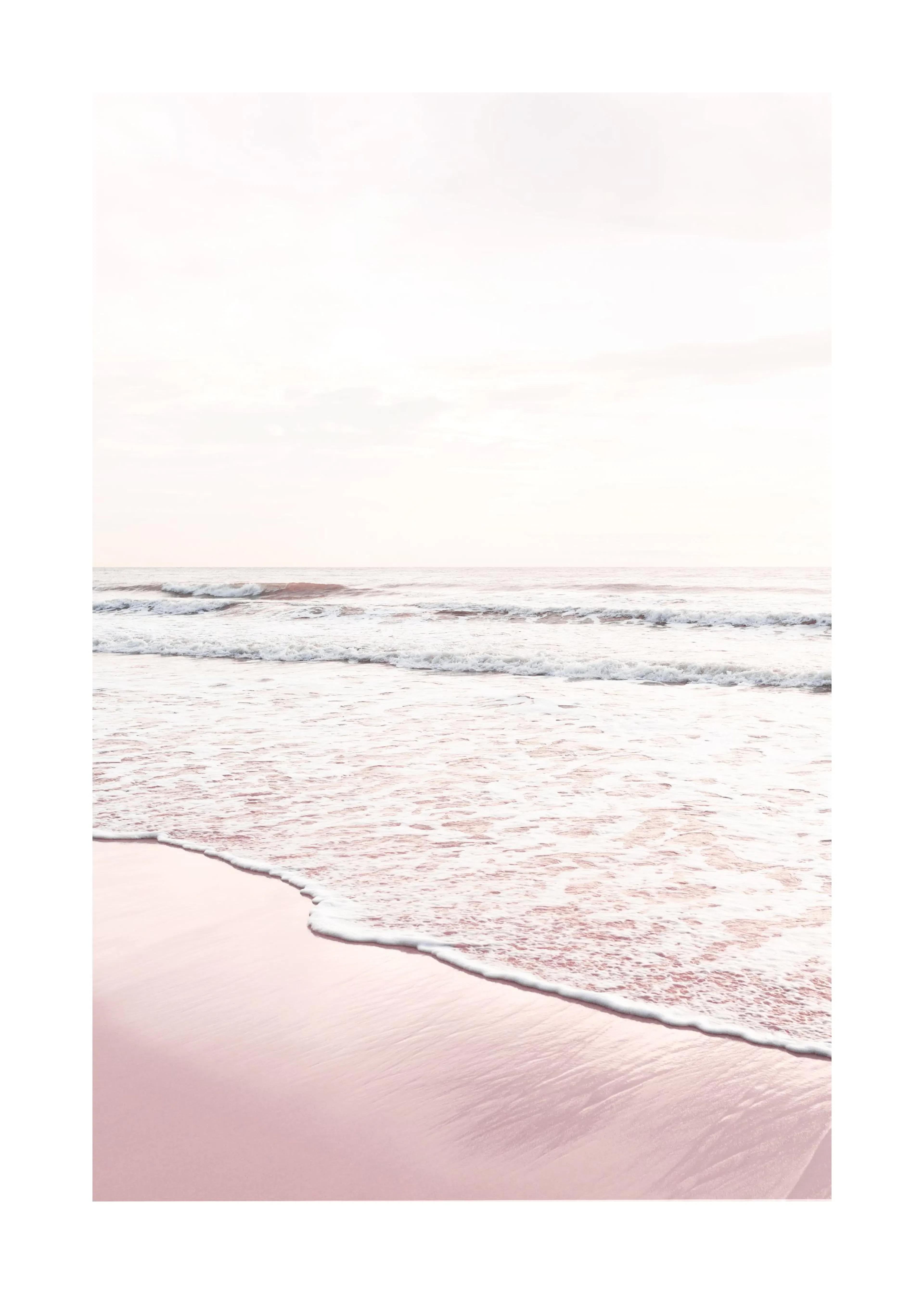 Poster: Ein ruhiges, vertikales Bild eines Strandes mit sanften, rosafarbenen Wellen, die auf den Sand treffen.