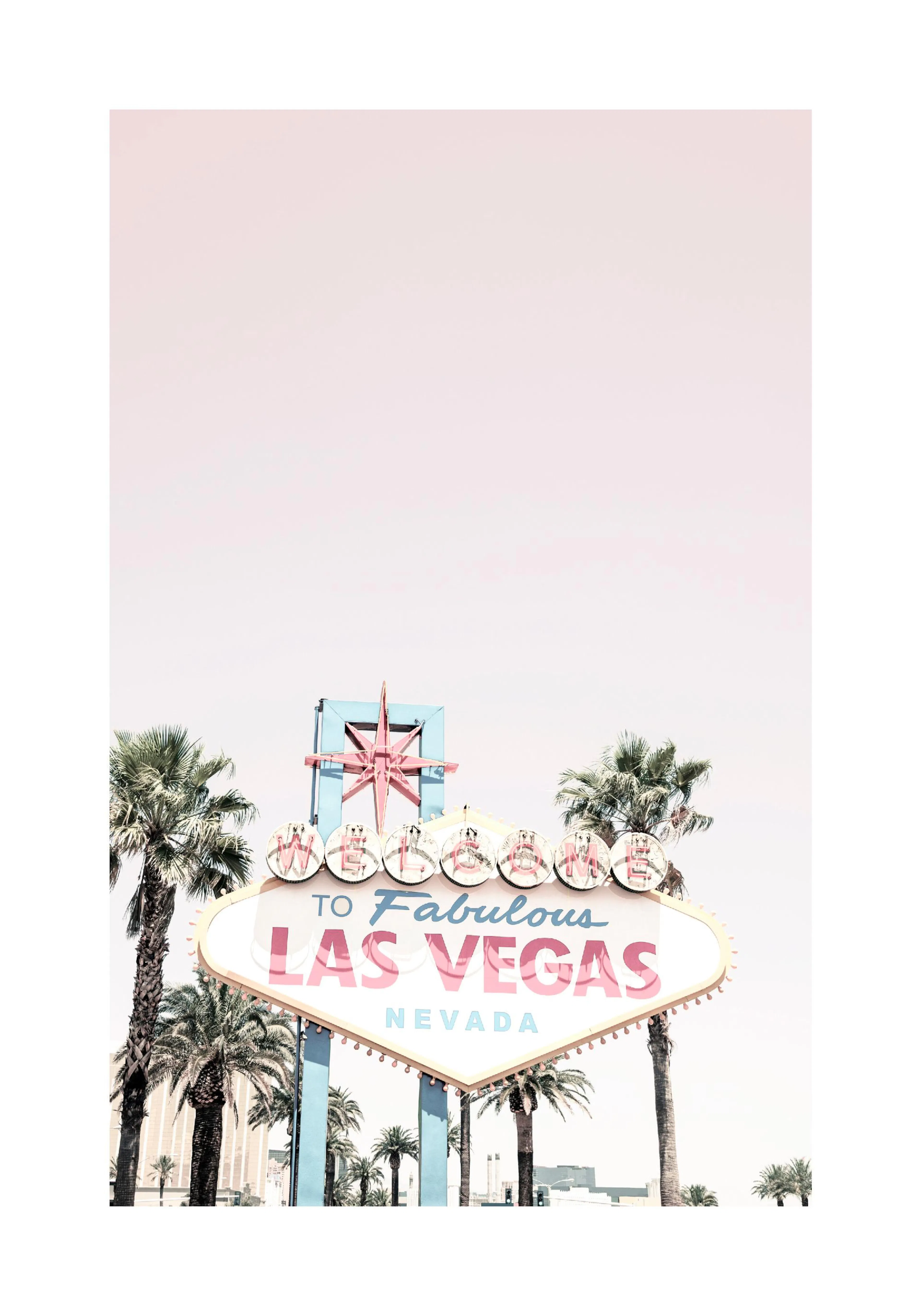 Plakát s ikonickým nápisem Welcome to Fabulous Las Vegas s palmami pod jasnou oblohou.