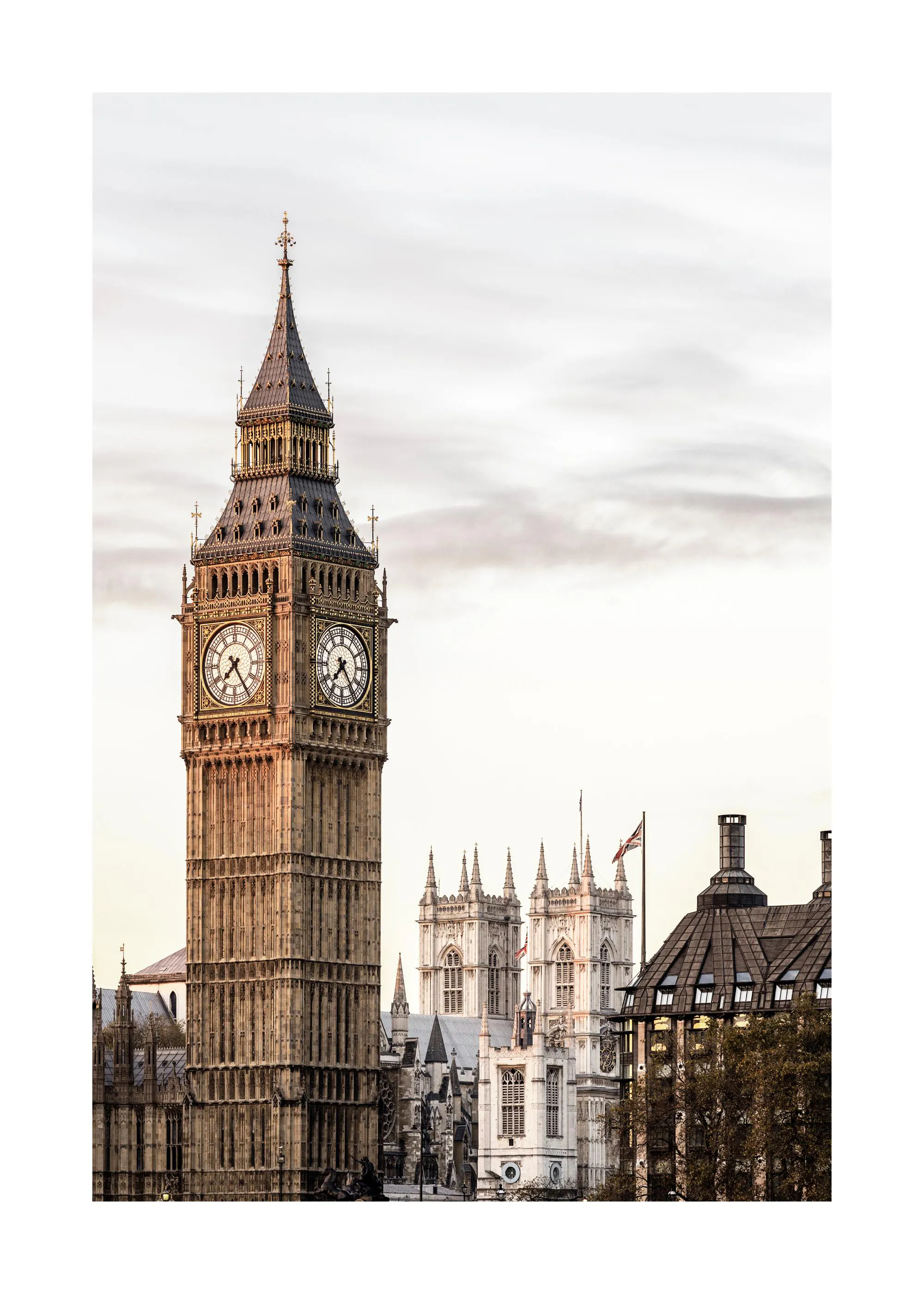 En poster av Big Ben i London med ett ljust molnigt himlavalv i bakgrunden.
