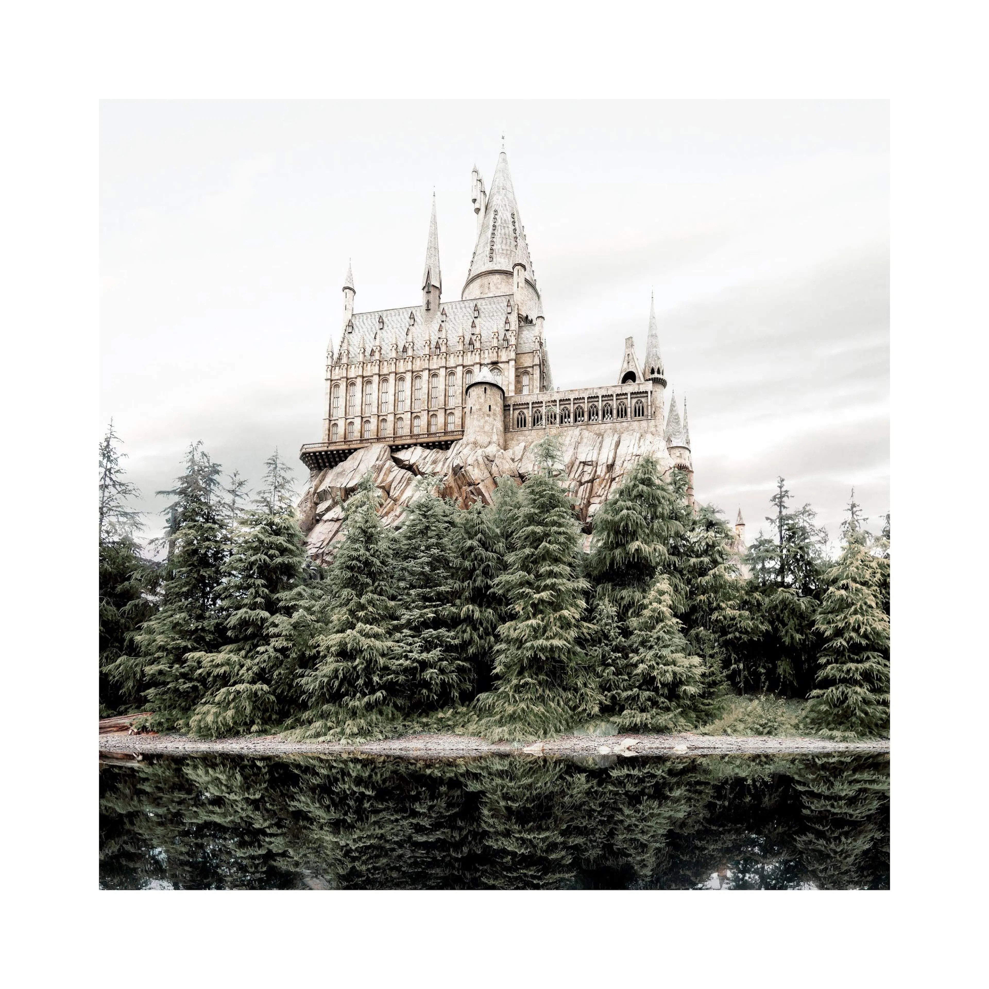 Un poster du château de Poudlard, avec ses tours grises et ses toits en pente, au-dessus dun lac reflétant les sapins environnan