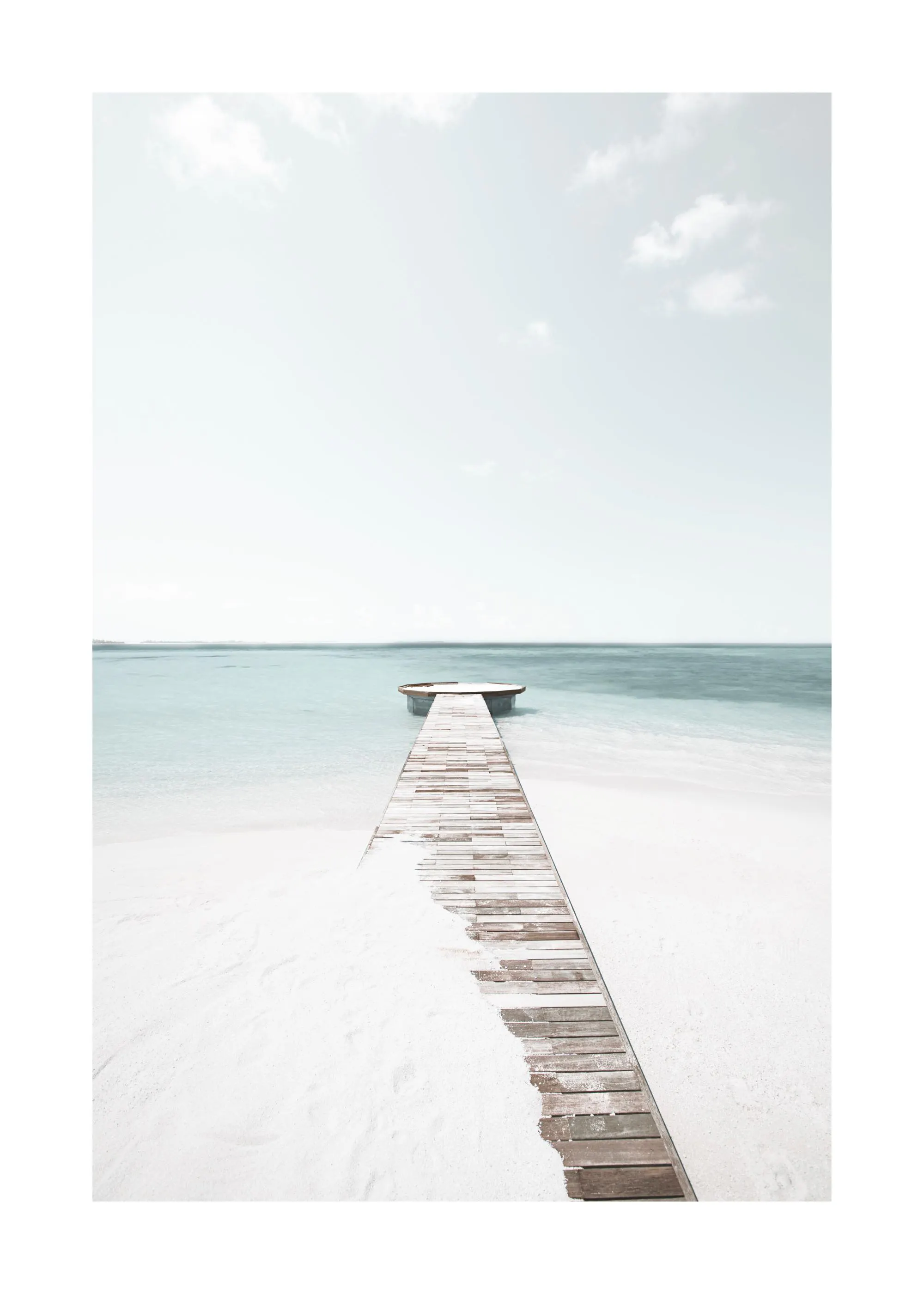 Poster mit einem Holzsteg auf weißem Sandstrand, der ins türkise Meer ragt unter hellem Himmel.