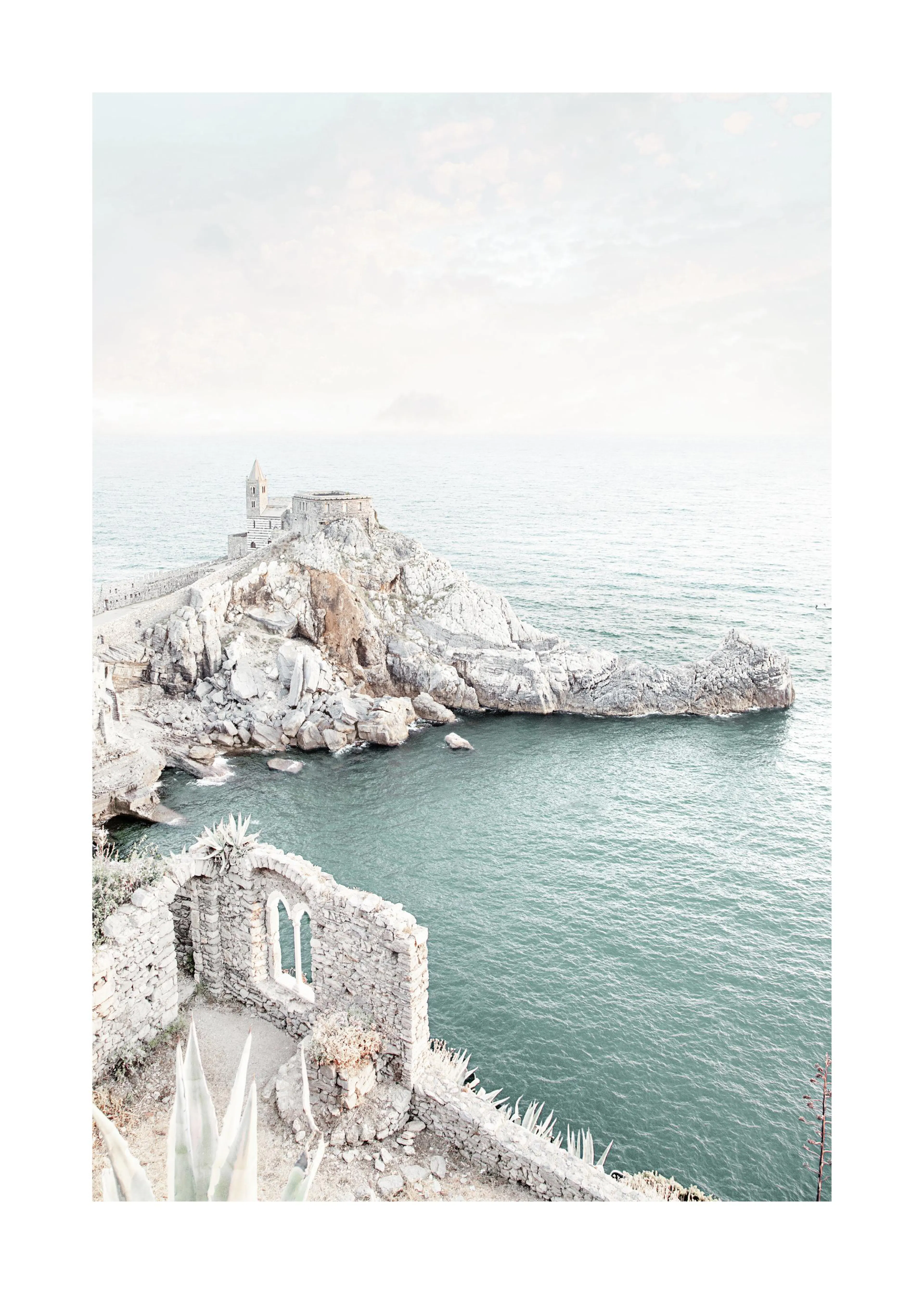 Poster einer Küstenlandschaft mit der Kirche San Pietro auf einer Felsspitze und Ruinen im Vordergrund.