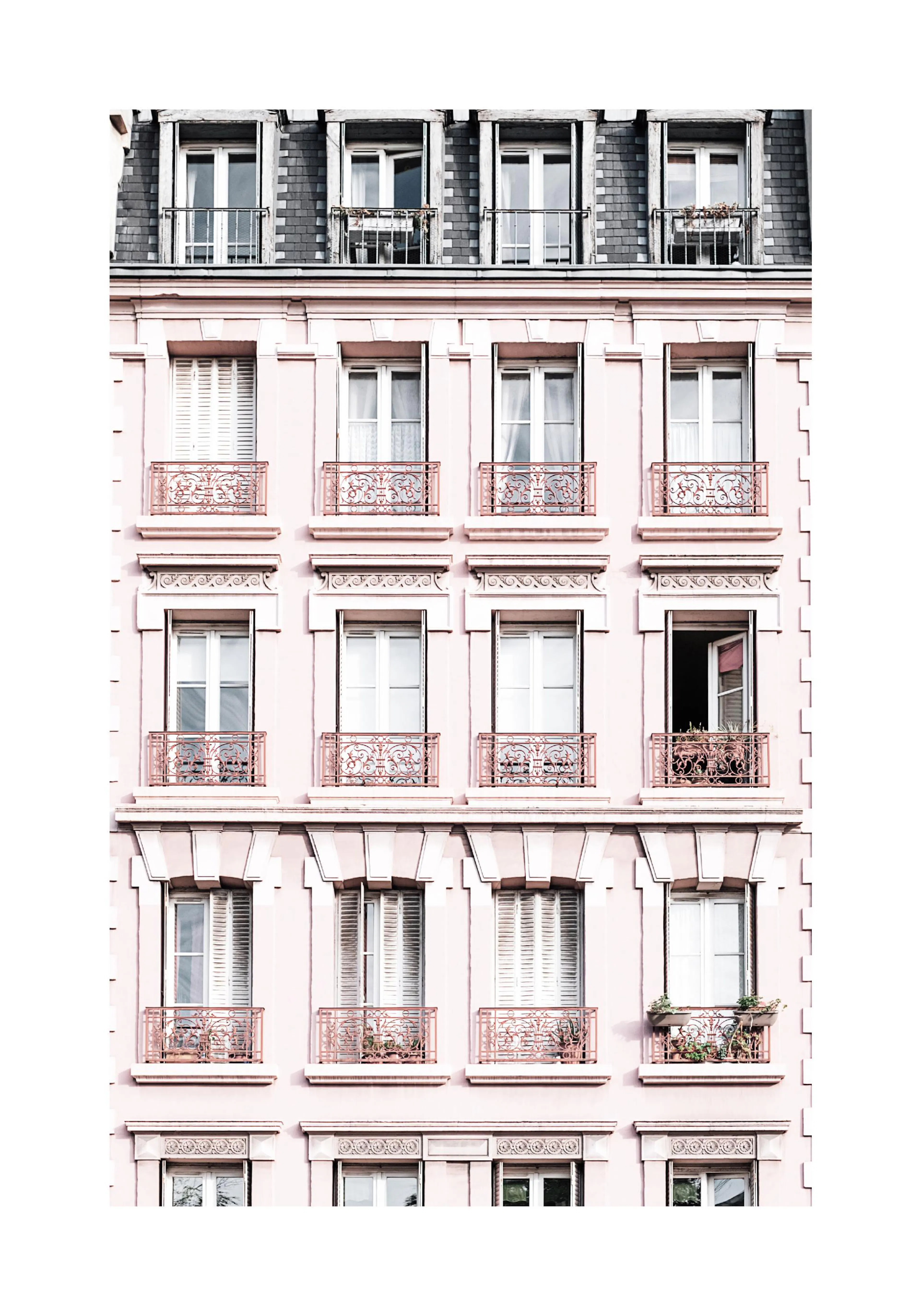 Poster con facciata di palazzo parigino rosa pastello, finestre con ringhiere in ferro battuto e tetto in ardesia.