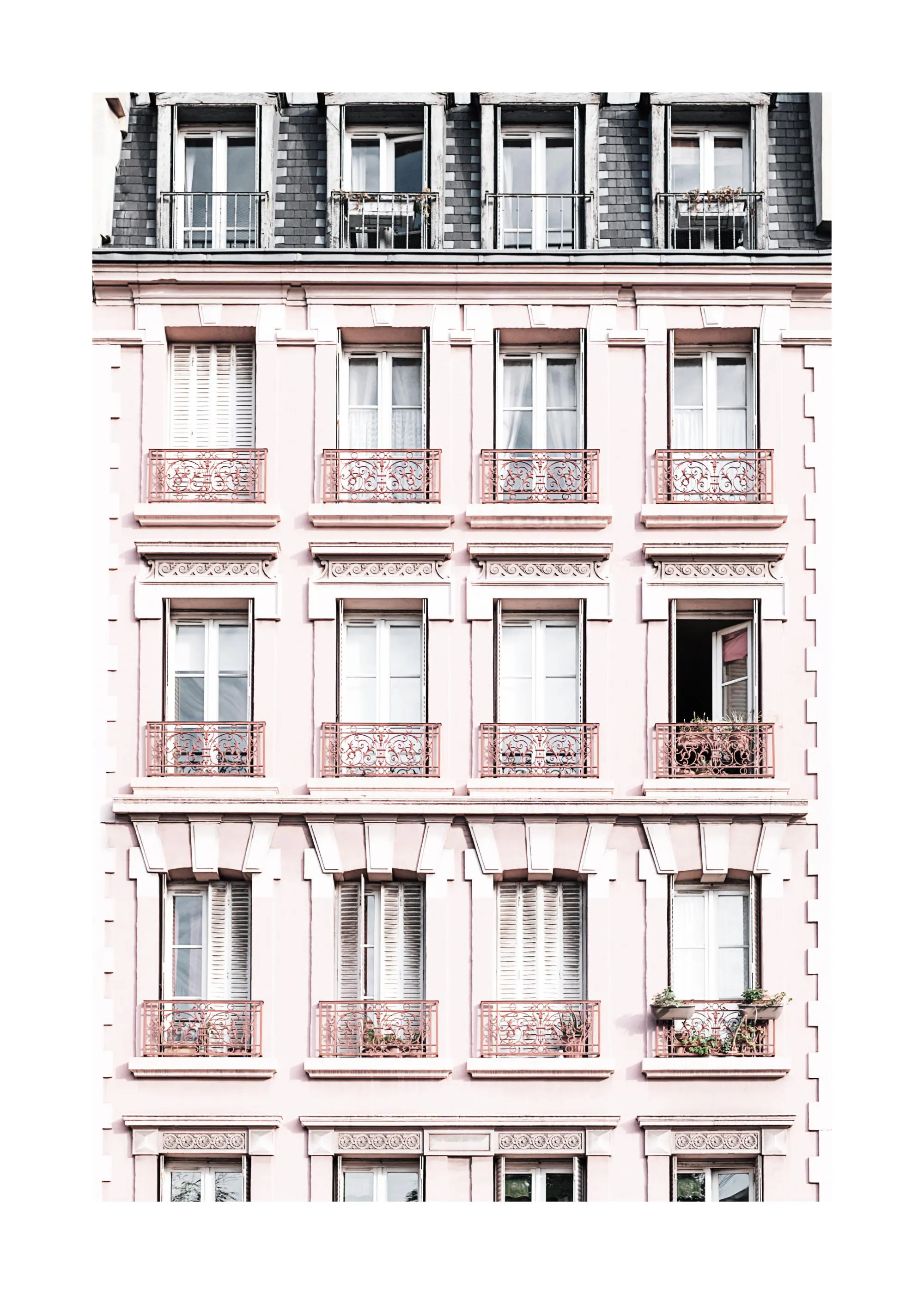 Poster con facciata di palazzo parigino rosa pastello, finestre con ringhiere in ferro battuto e tetto in ardesia.