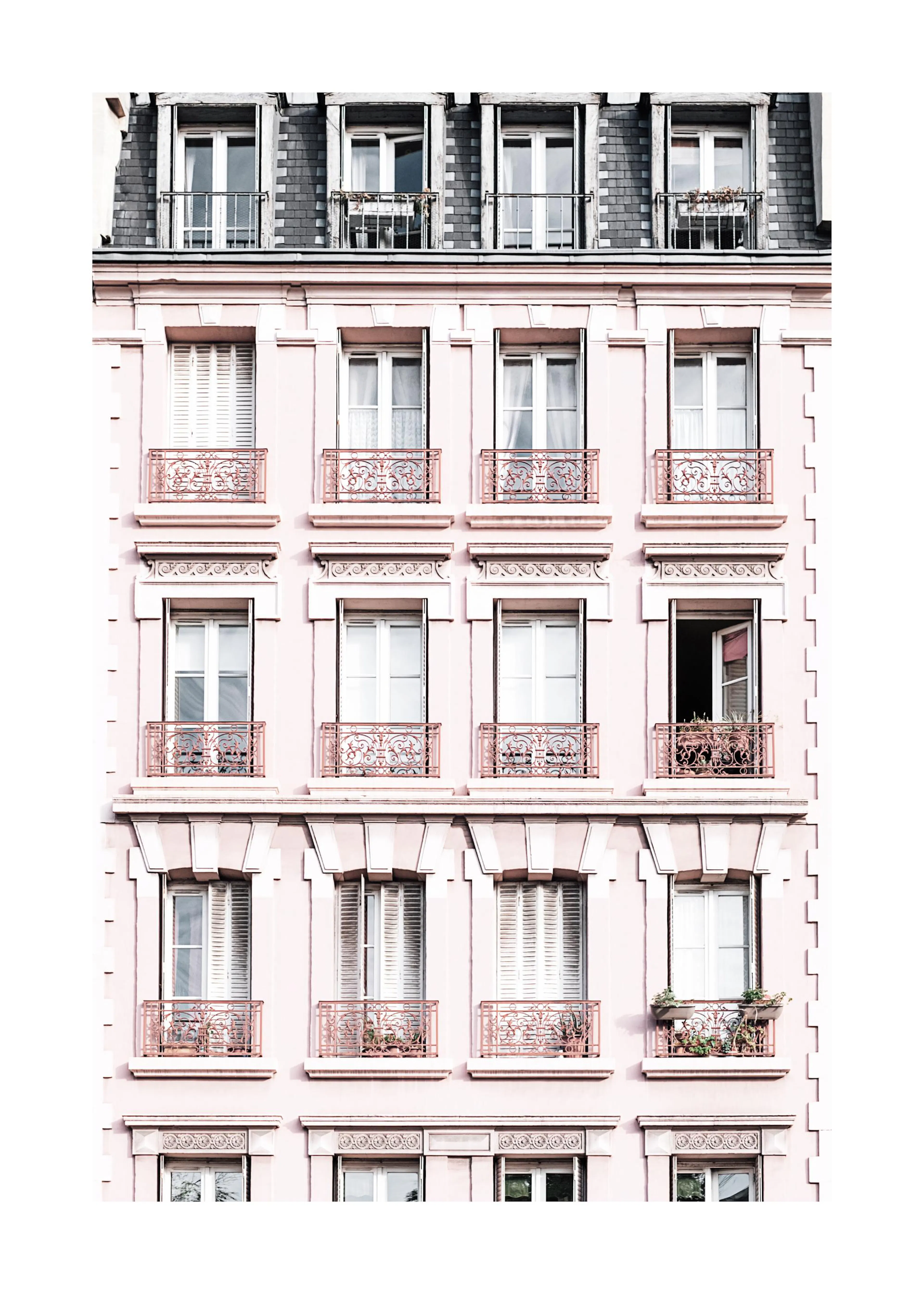 Poster con facciata di palazzo parigino rosa pastello, finestre con ringhiere in ferro battuto e tetto in ardesia.