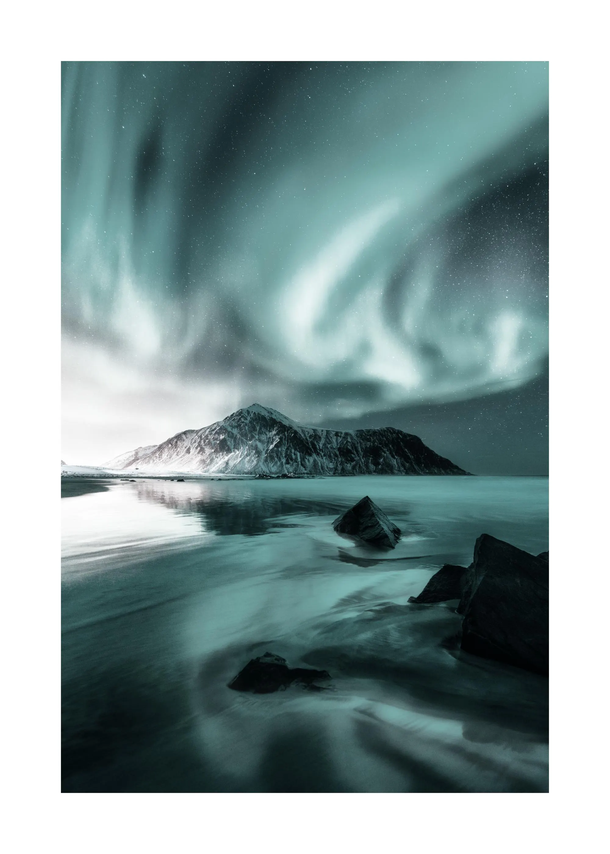 Poster: Nordlichter über einem schneebedeckten Berg und einem See mit dunklen Felsen in Türkis- und Grautönen.