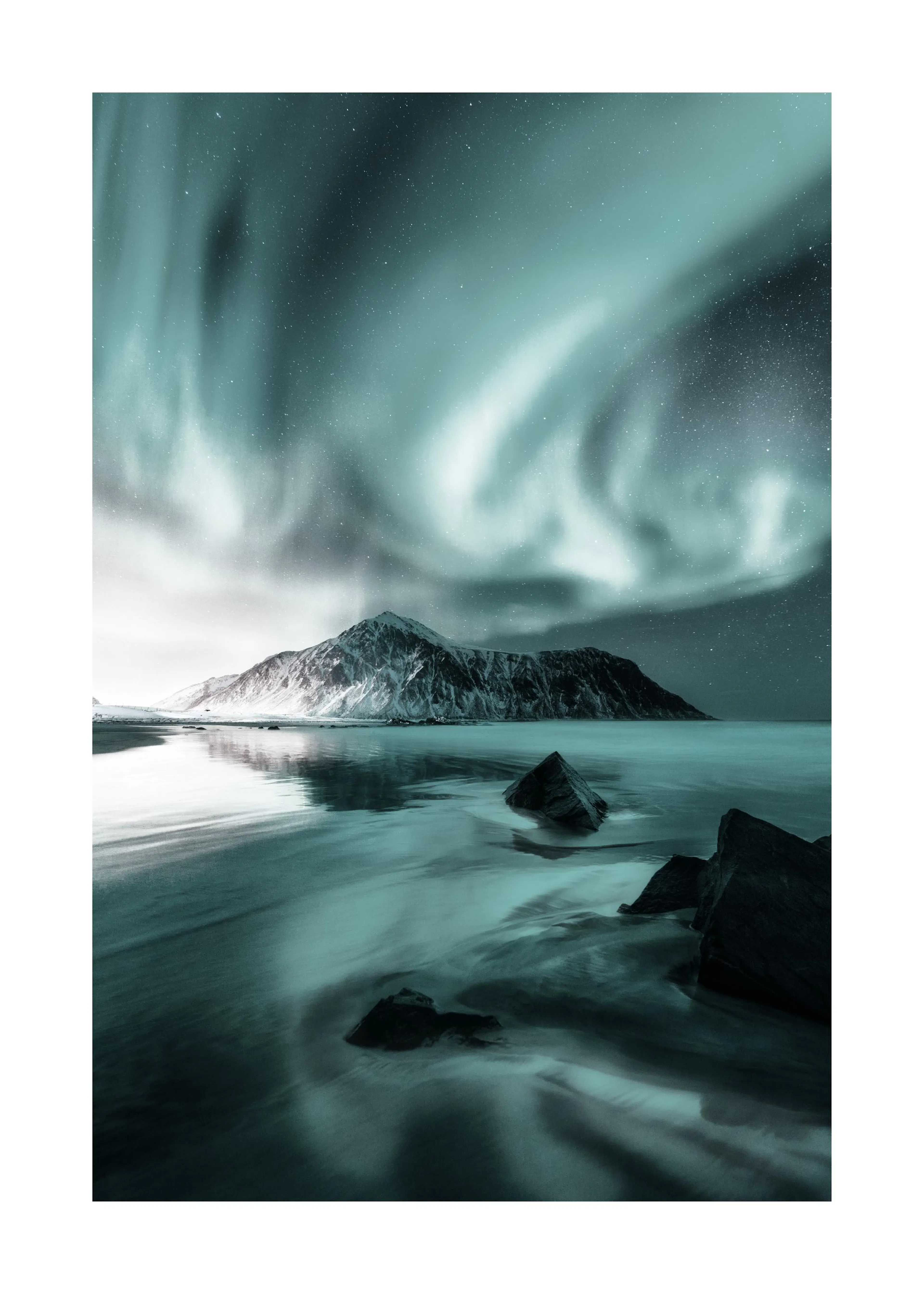 Poster: Nordlichter über einem schneebedeckten Berg und einem See mit dunklen Felsen in Türkis- und Grautönen.