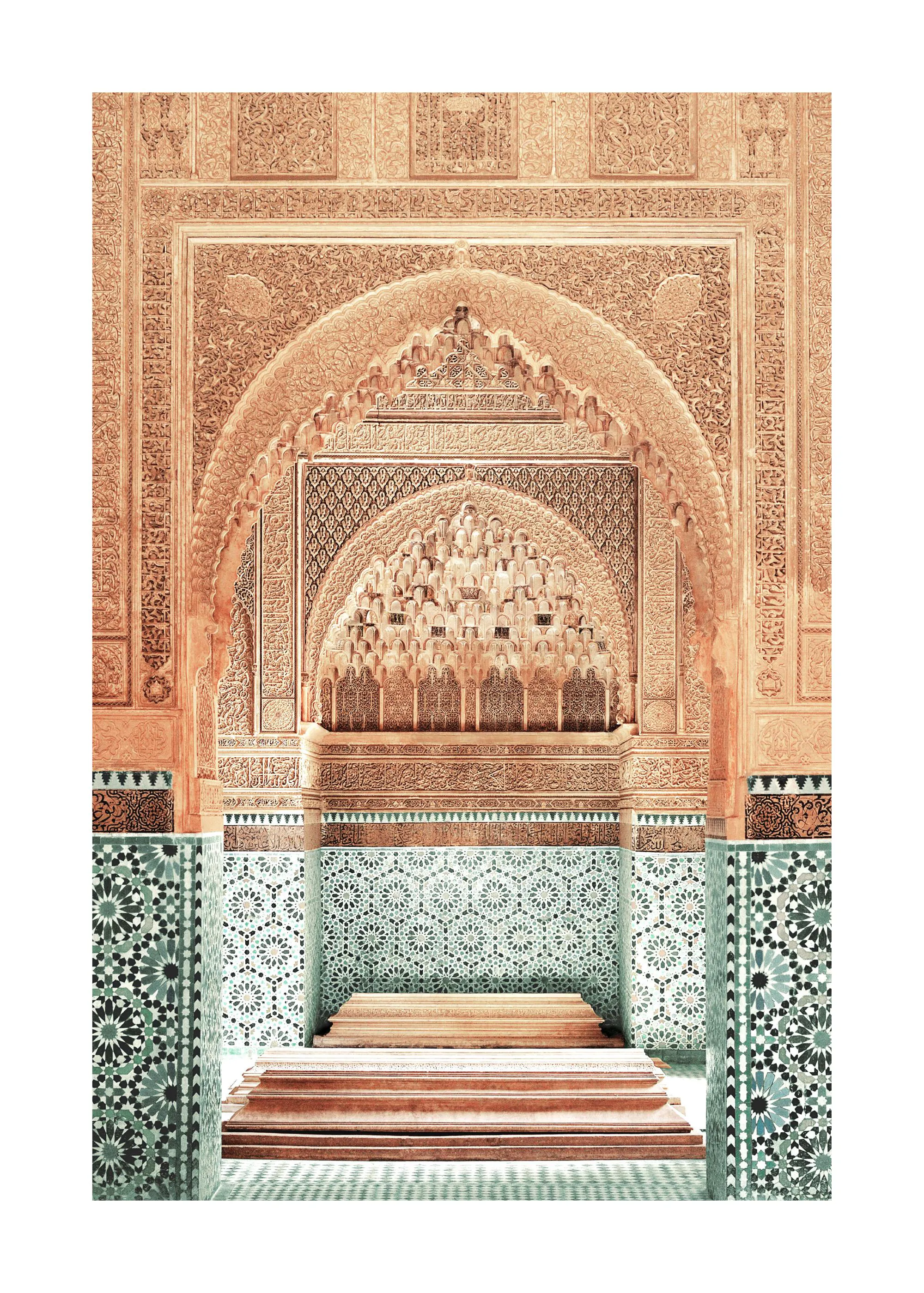En poster som visar en detaljerad arabisk arkitektur med snidade väggar och mosaik i grönt och brunt.