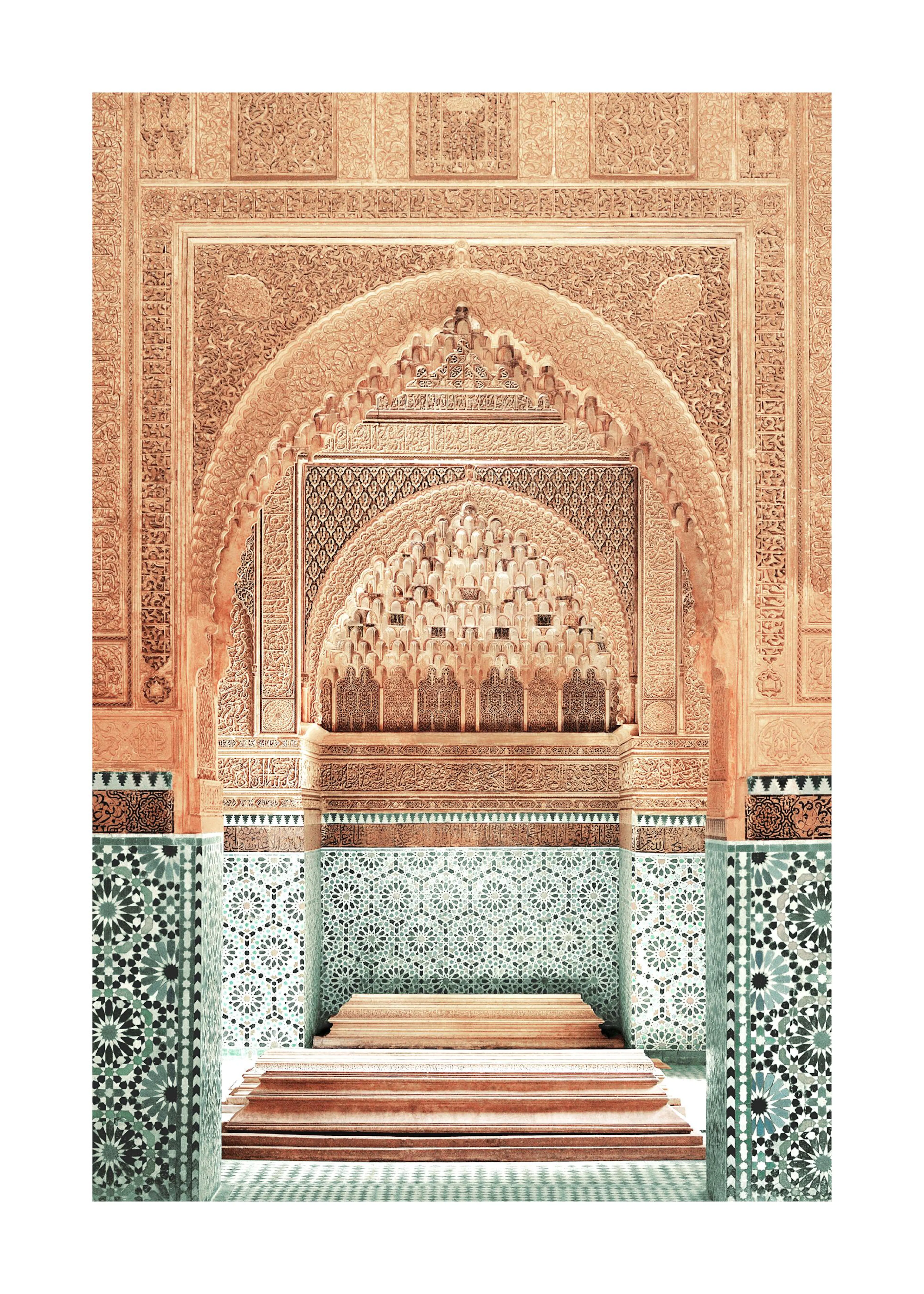 En poster som visar en detaljerad arabisk arkitektur med snidade väggar och mosaik i grönt och brunt.