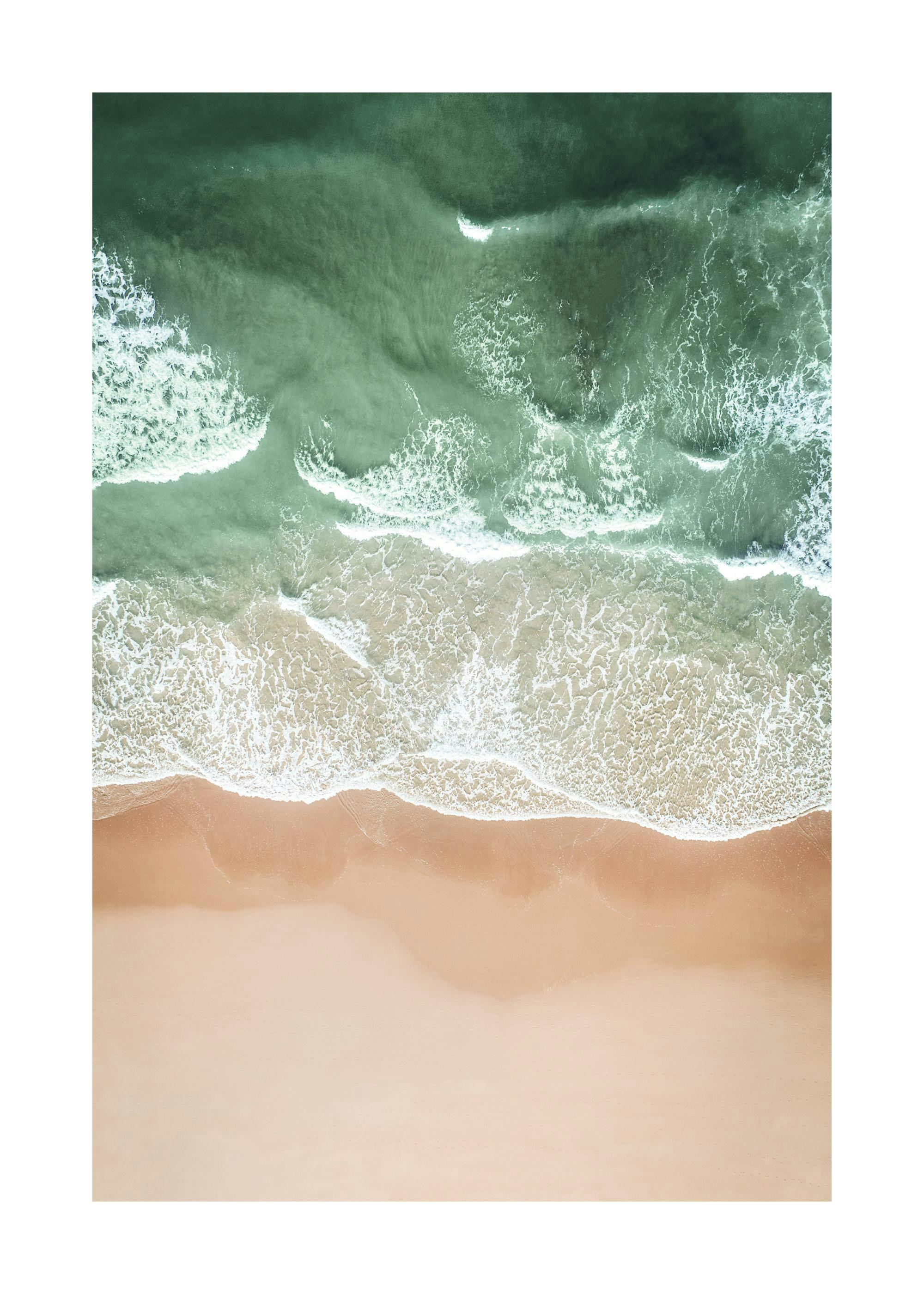 Un poster dune vue aérienne de la plage et des vagues, avec du sable beige et des eaux océaniques turquoise et émeraude.