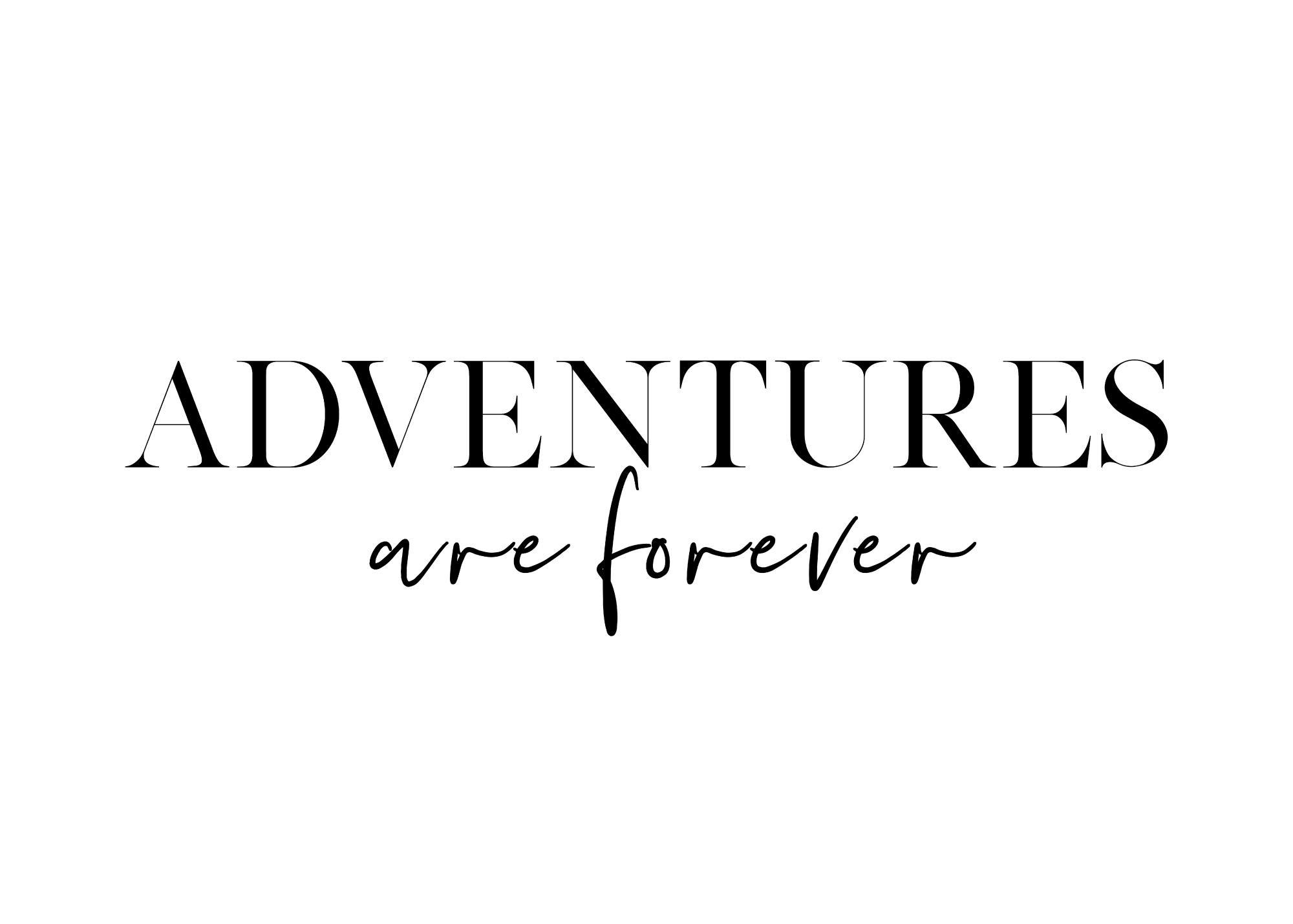 Plakat med teksten ADVENTURES are forever i sort skrift på hvid baggrund. ADVENTURES er i versaler med seriffer, are forever er