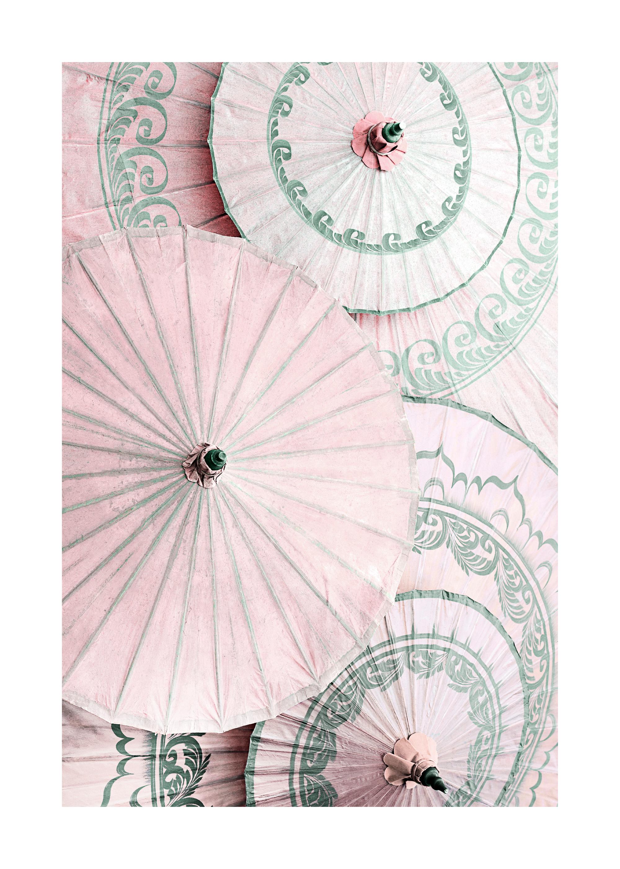 絵画/タペストリー Casper pink umbrella on Green Pink Umbrellas Poster with Pink Umbrellas | Poster Store US