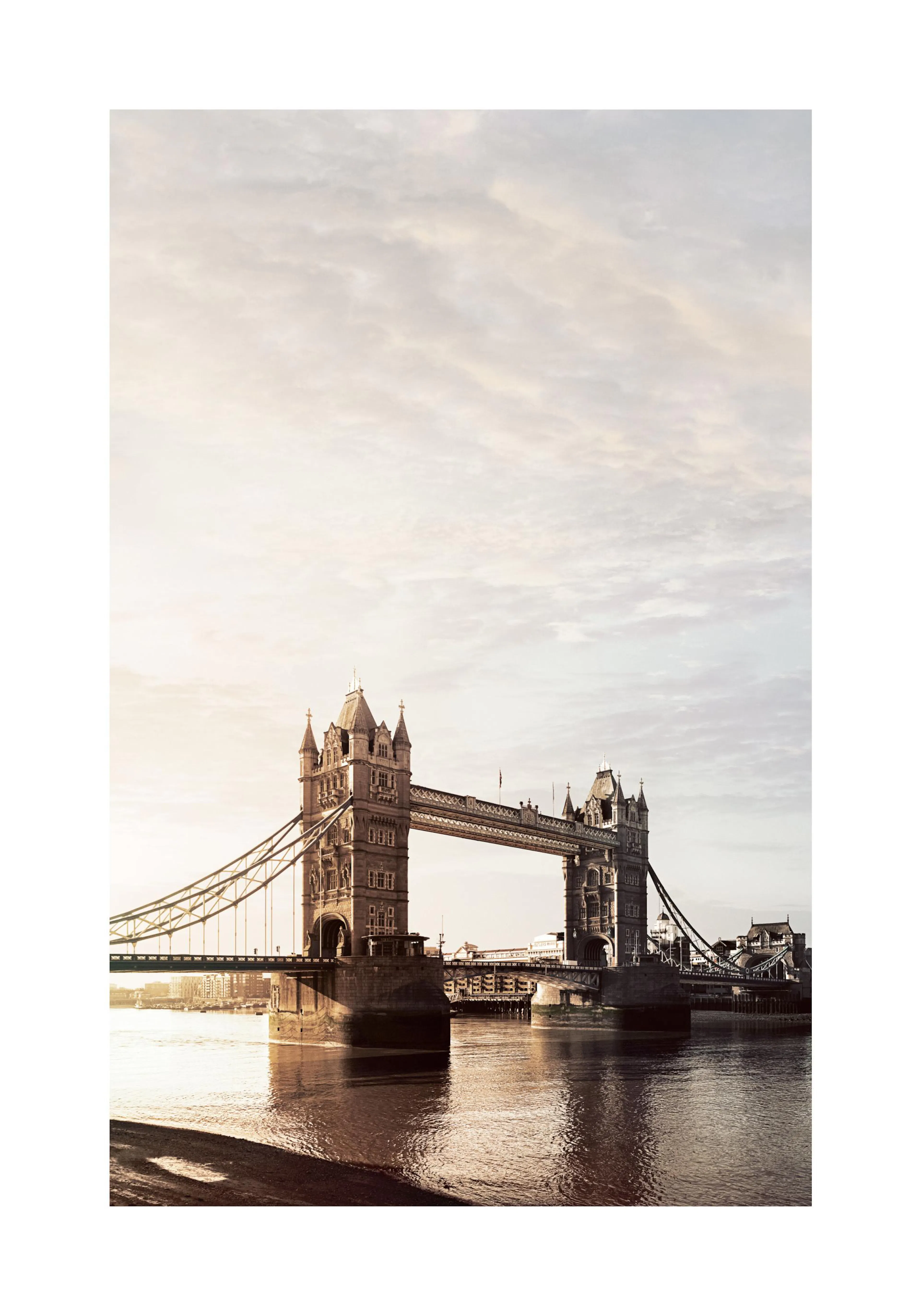 En poster av Londons Tower Bridge i disigt solljus över Themsen, med detaljerade gotiska torn.
