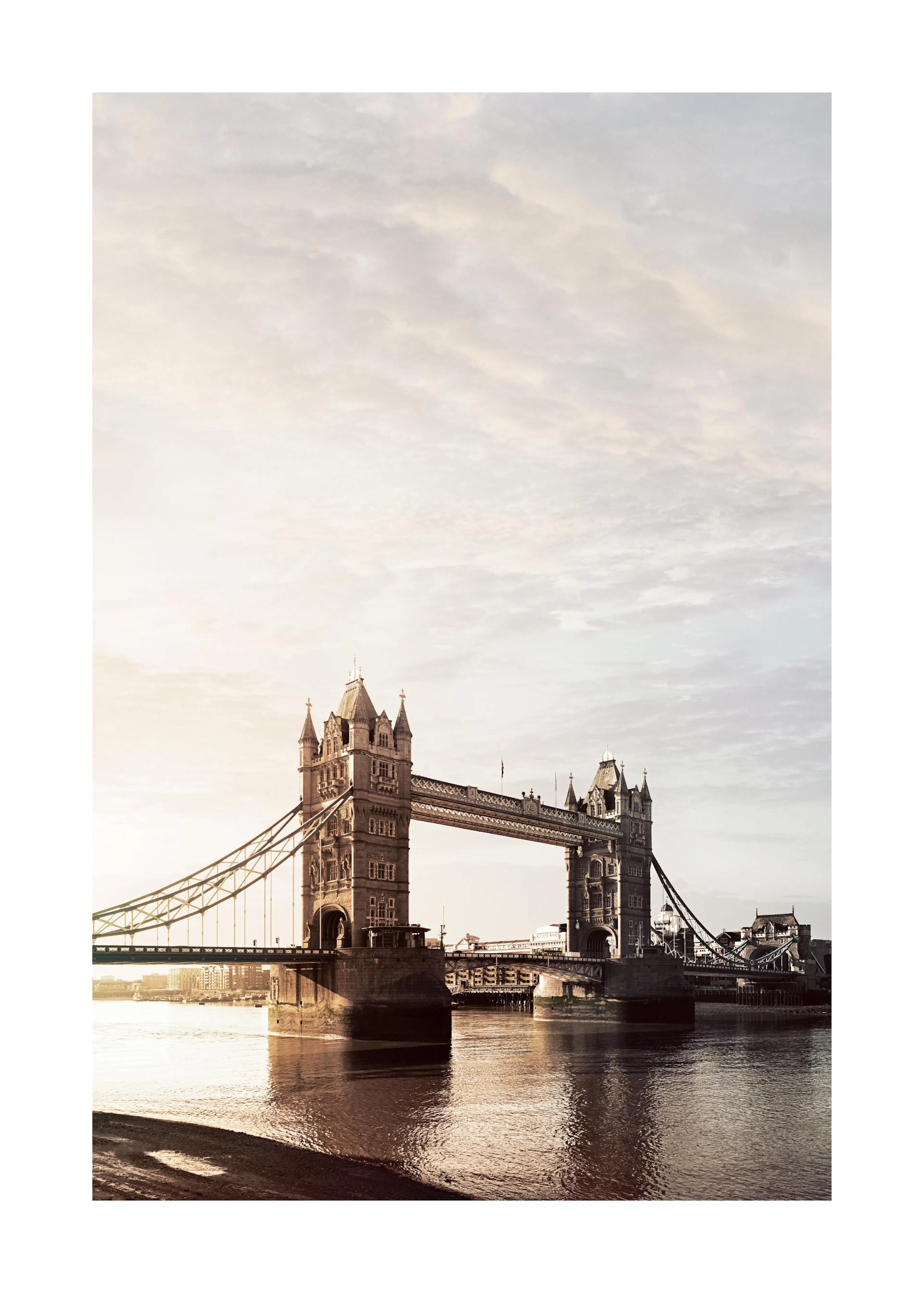 En poster av Londons Tower Bridge i disigt solljus över Themsen, med detaljerade gotiska torn.