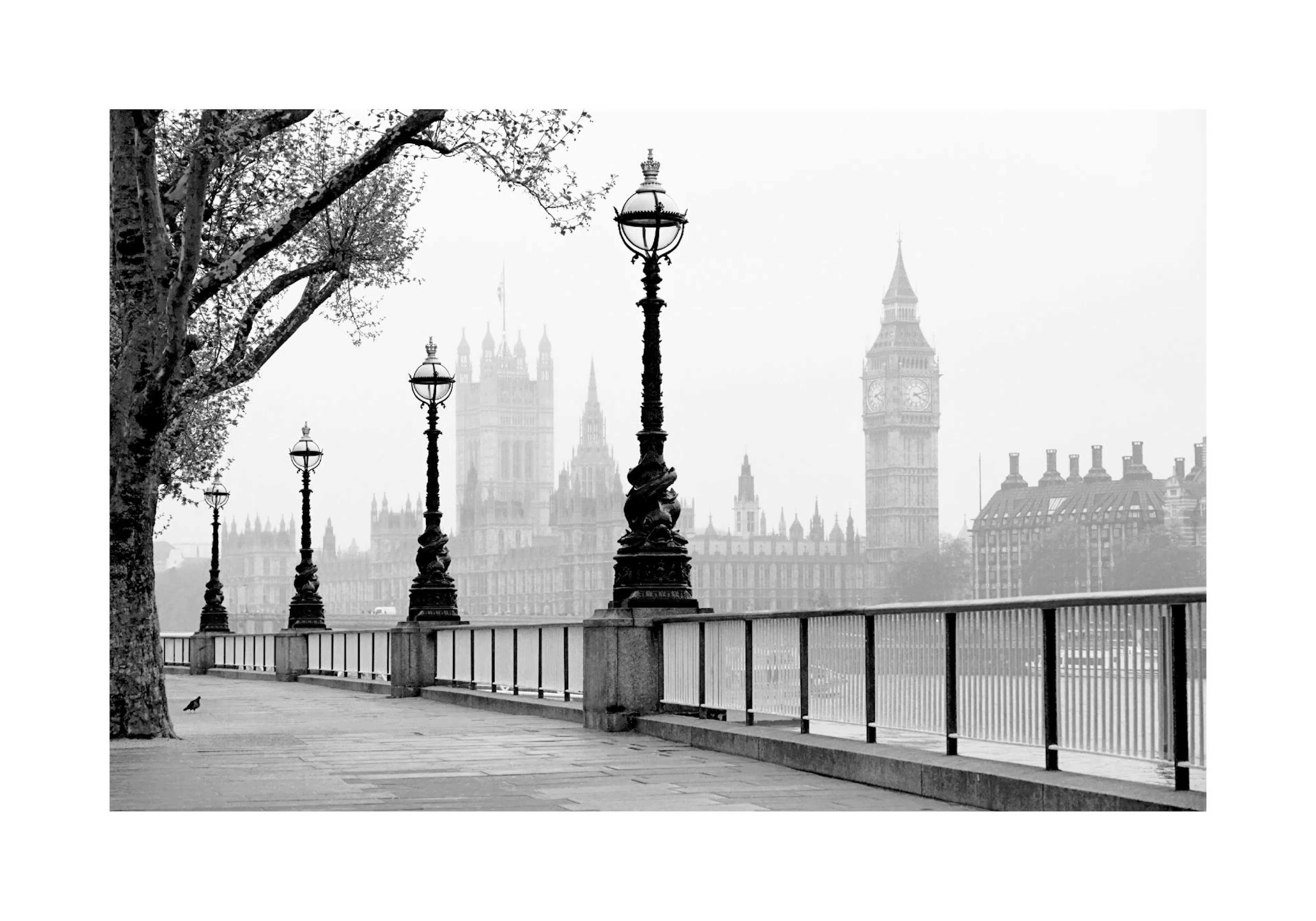 Poster in bianco e nero del lungofiume di Londra con lampioni, albero e il Big Ben sullo sfondo nebbioso.