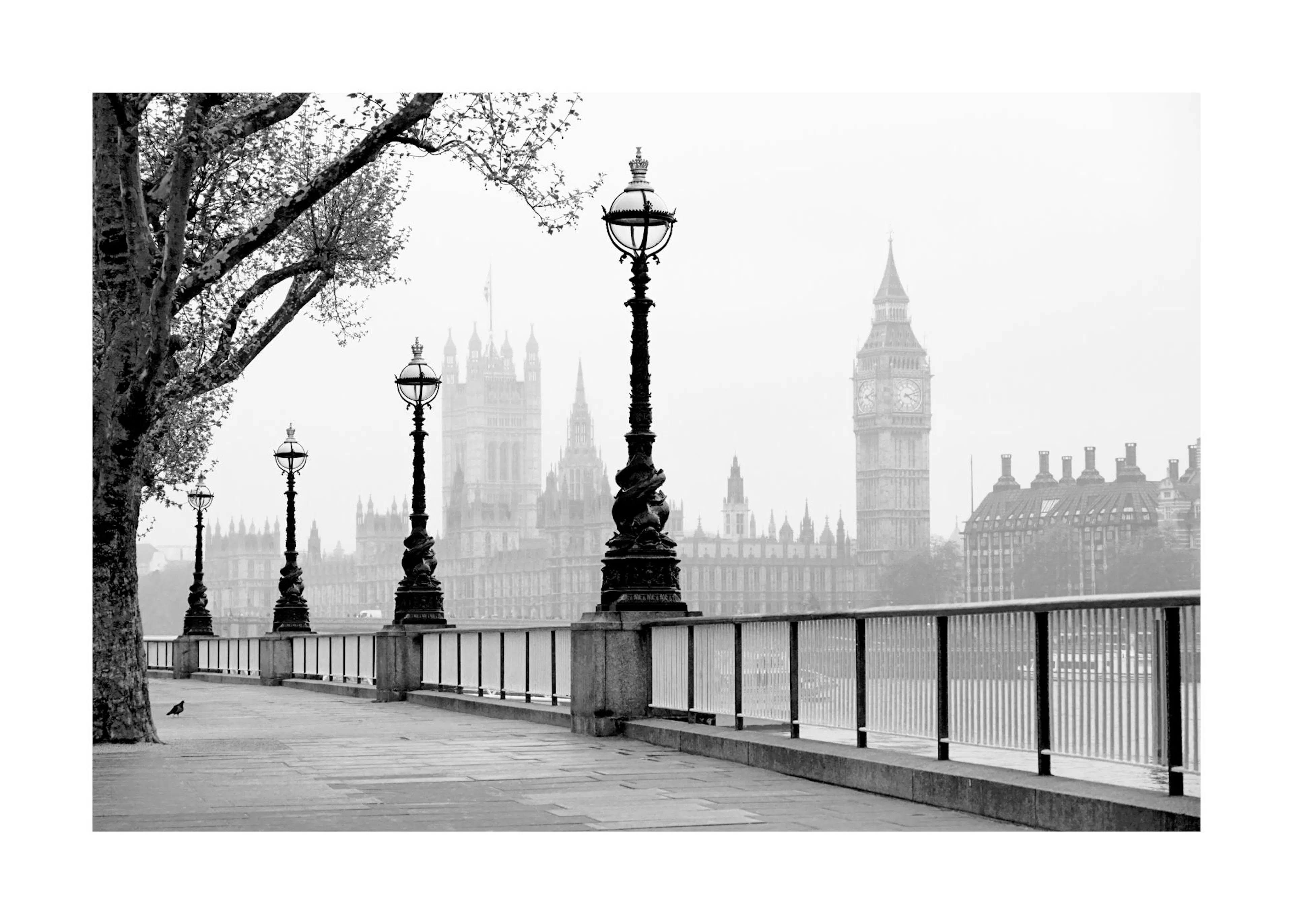 Poster in bianco e nero del lungofiume di Londra con lampioni, albero e il Big Ben sullo sfondo nebbioso.