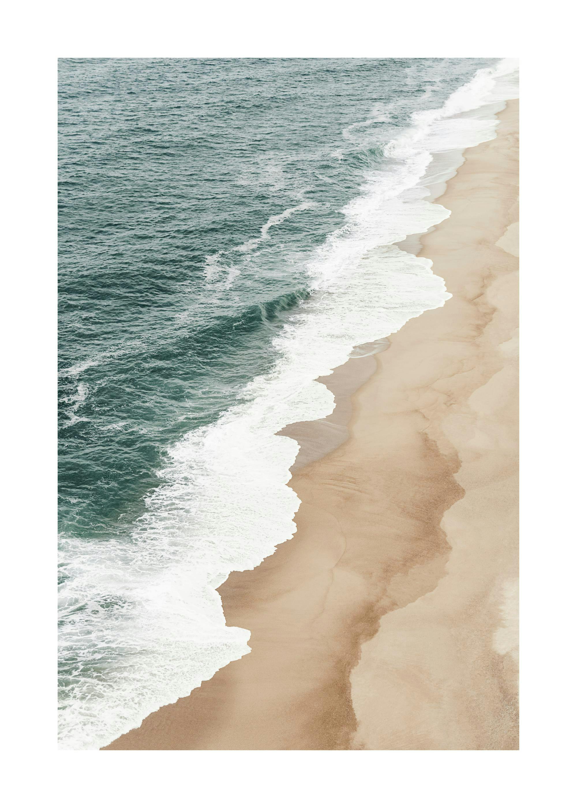 Póster de una vista aérea de olas de color verde azulado rompiendo en una playa de arena clara.