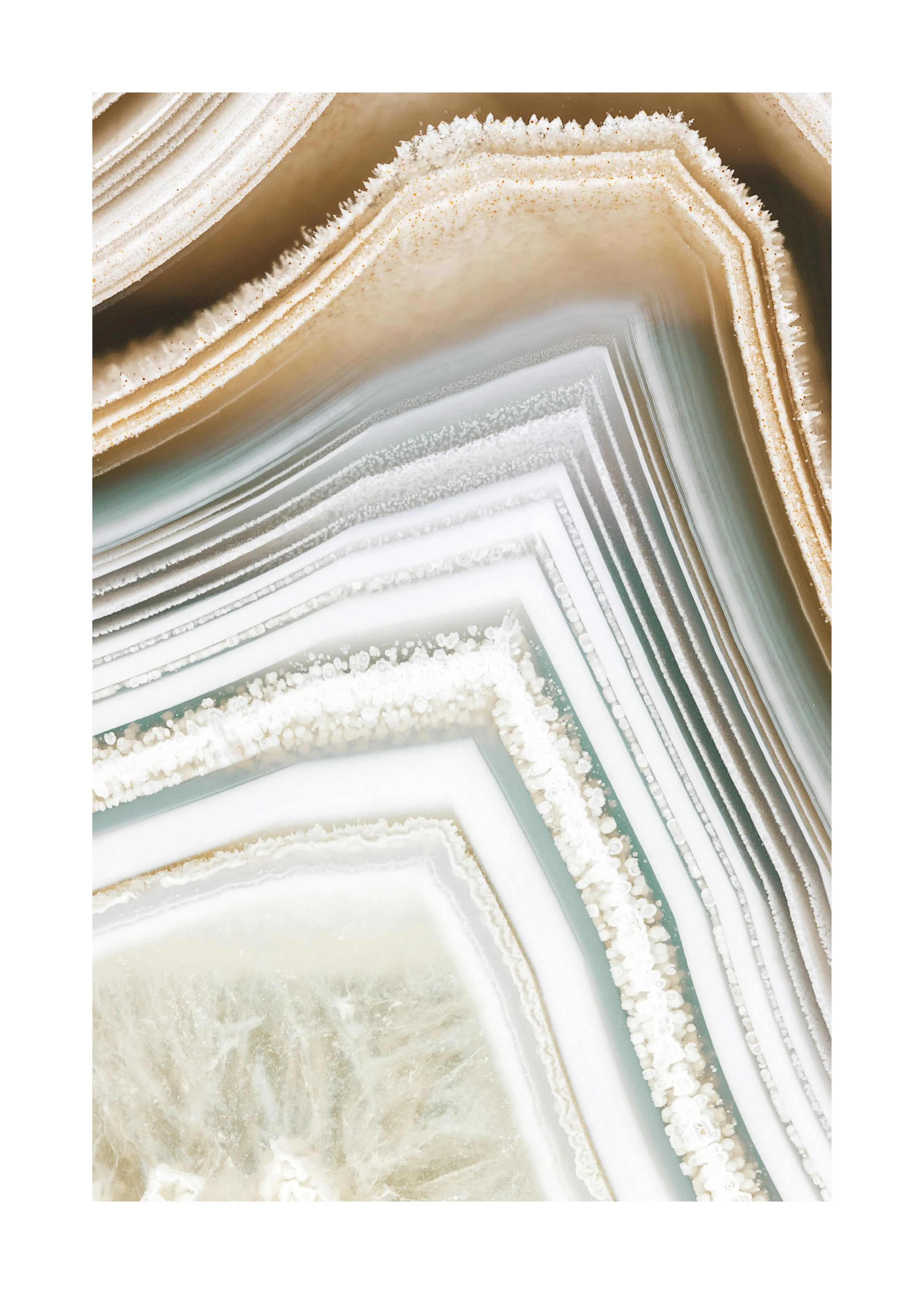 A poster egy természetes agát ásvány szeletet ábrázol bézs, szürke és fehér rétegekkel.