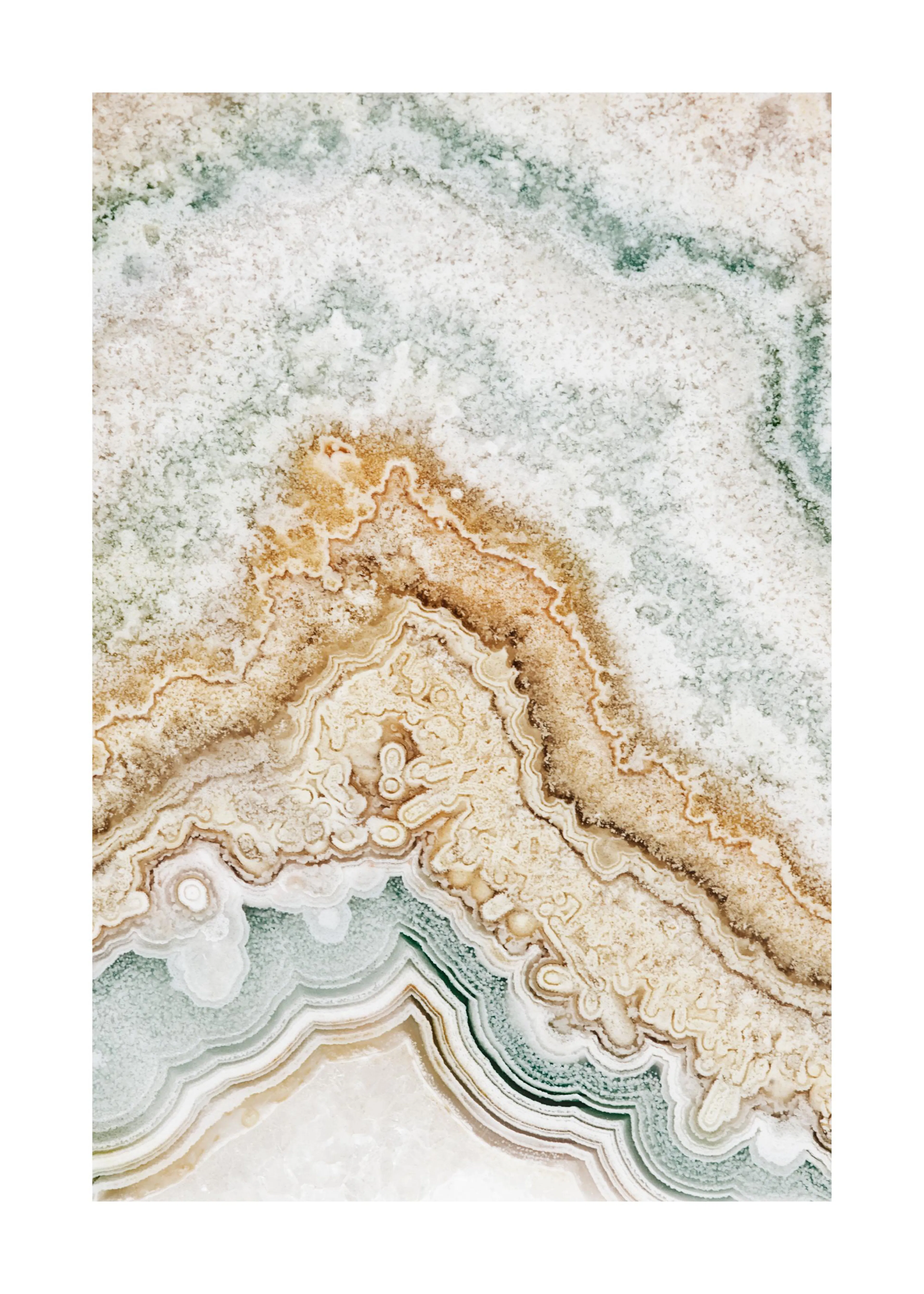 Ein Poster mit einer Nahaufnahme von Onyx-Stein in Beige, Weiß, Grün und Braun, mit geschichteten organischen Mustern.