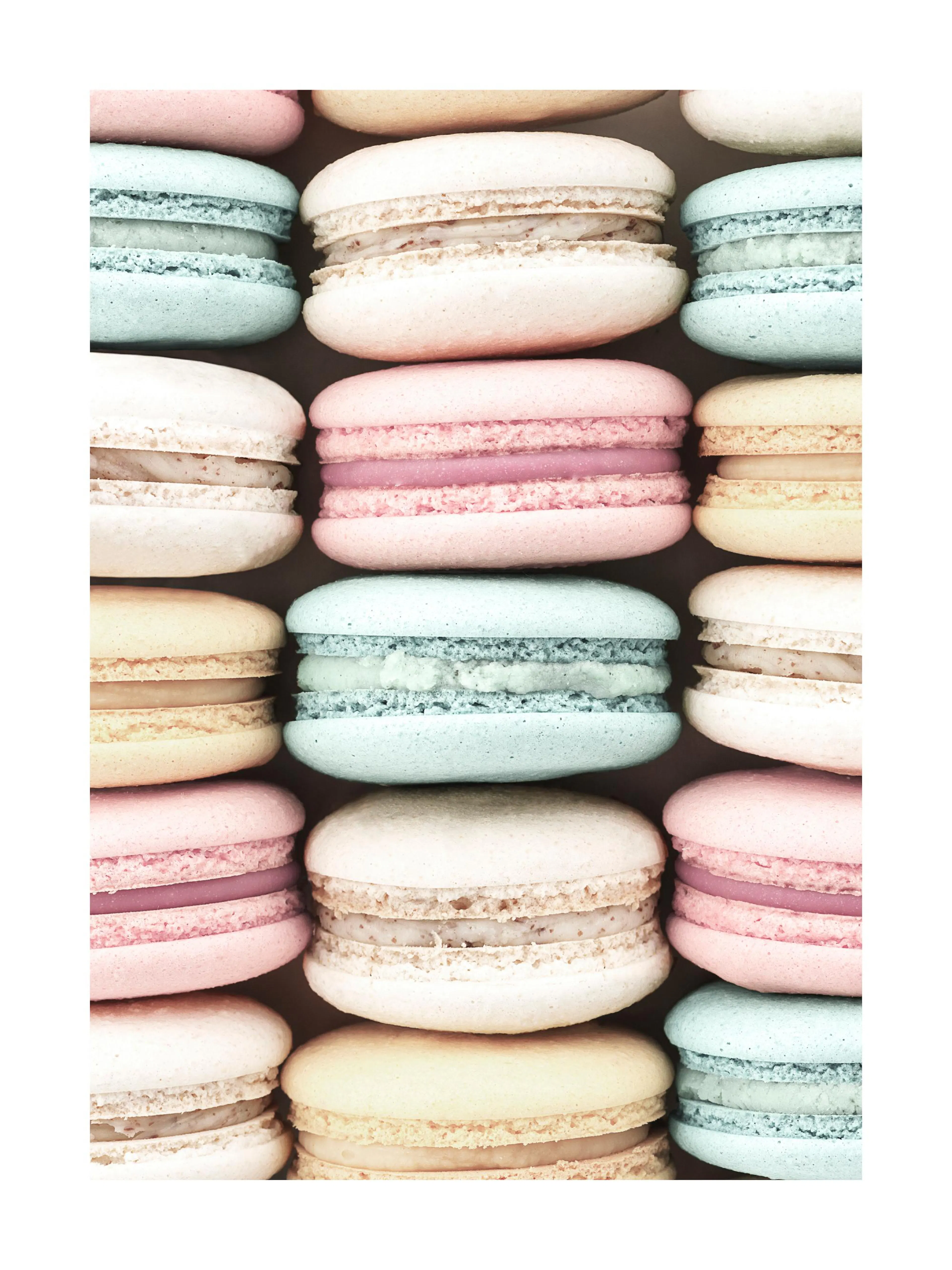 Póster de macarons de colores pastel: rosa, azul claro, crema y amarillo, apilados en filas.