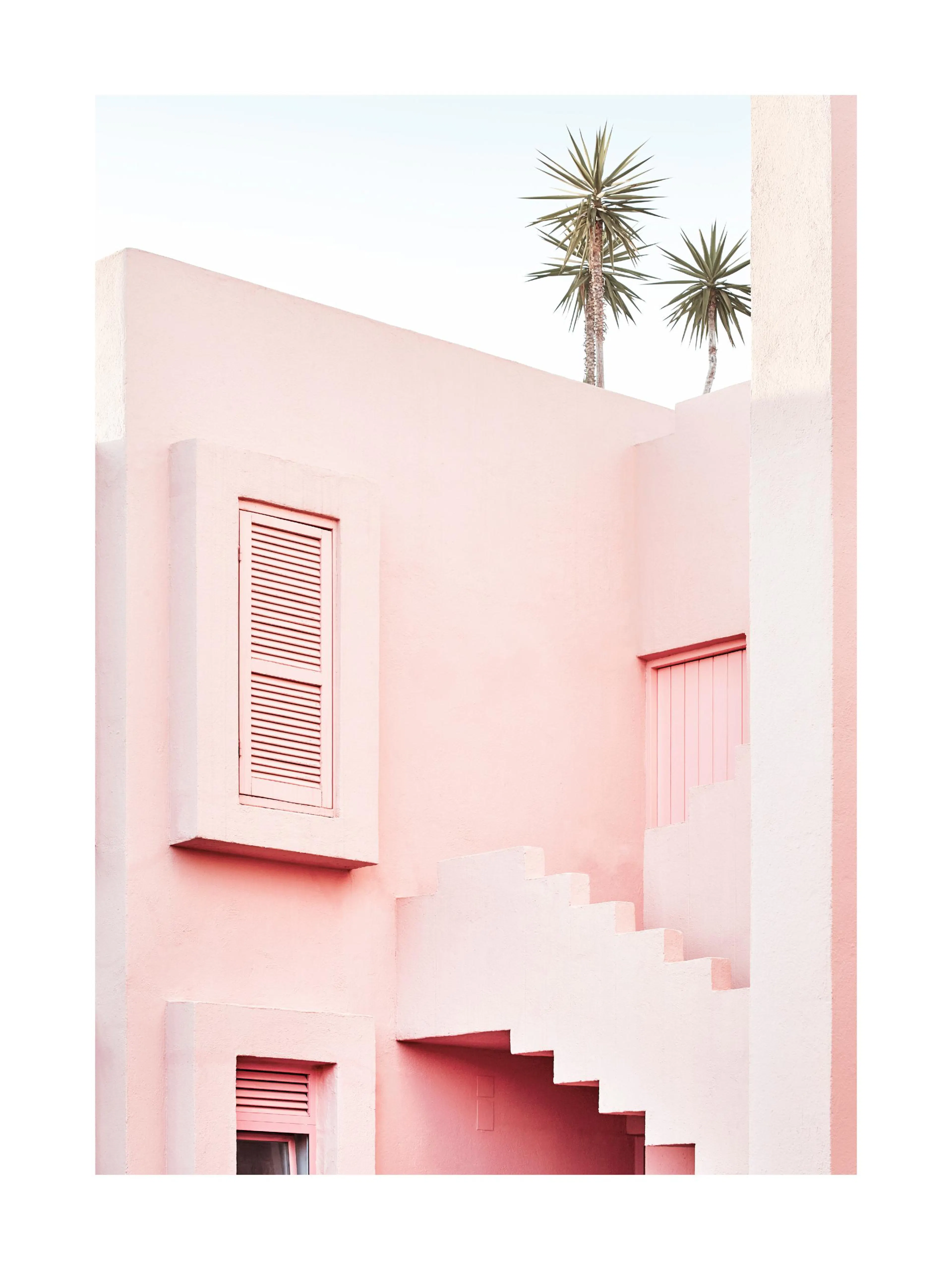 Poster dune façade de bâtiment rose avec des escaliers, des volets et des palmiers sous un ciel clair.