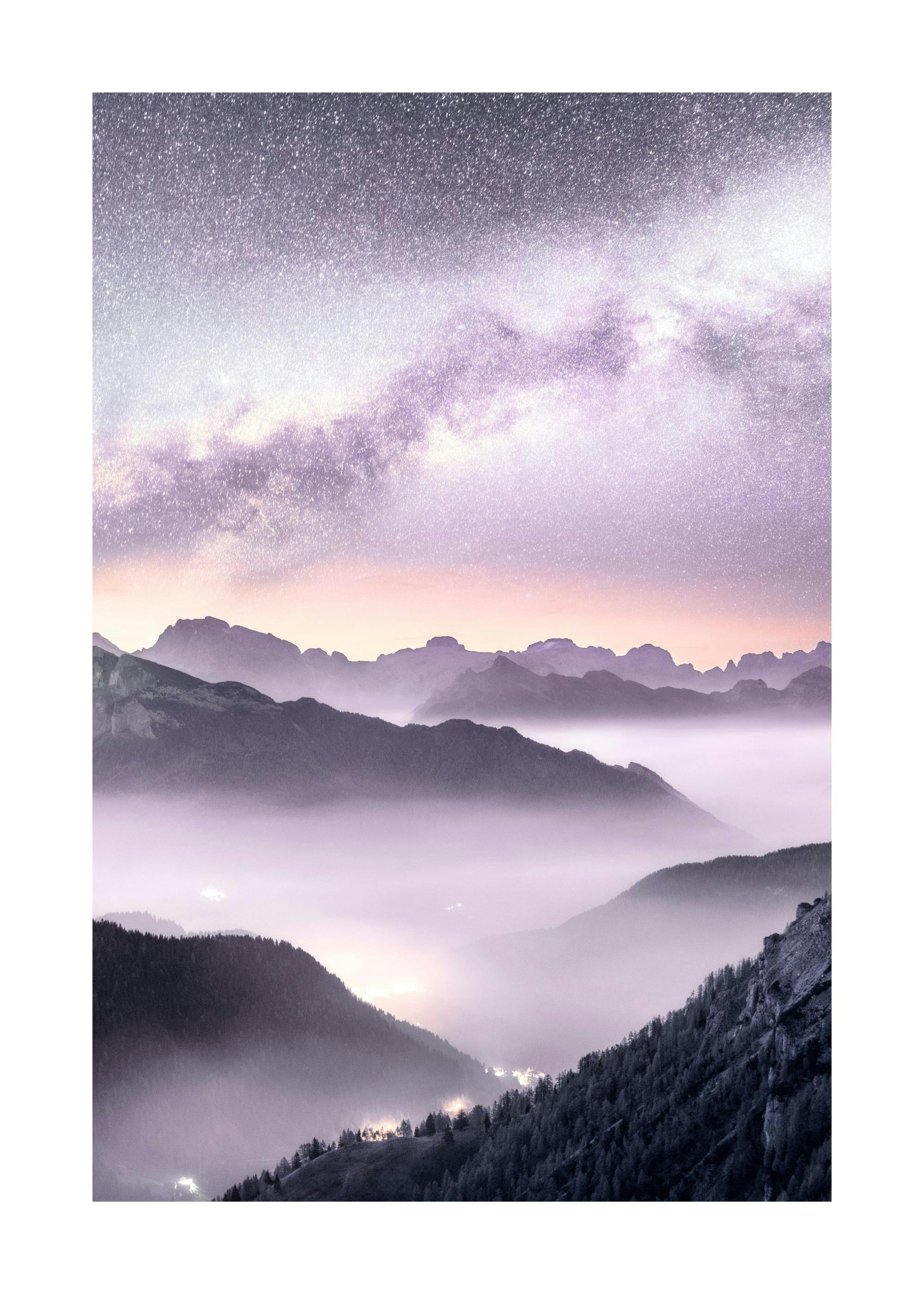 Poster: Berglandschaft bei Nacht, lila Nebel, rosa Himmel und Sternenhimmel.