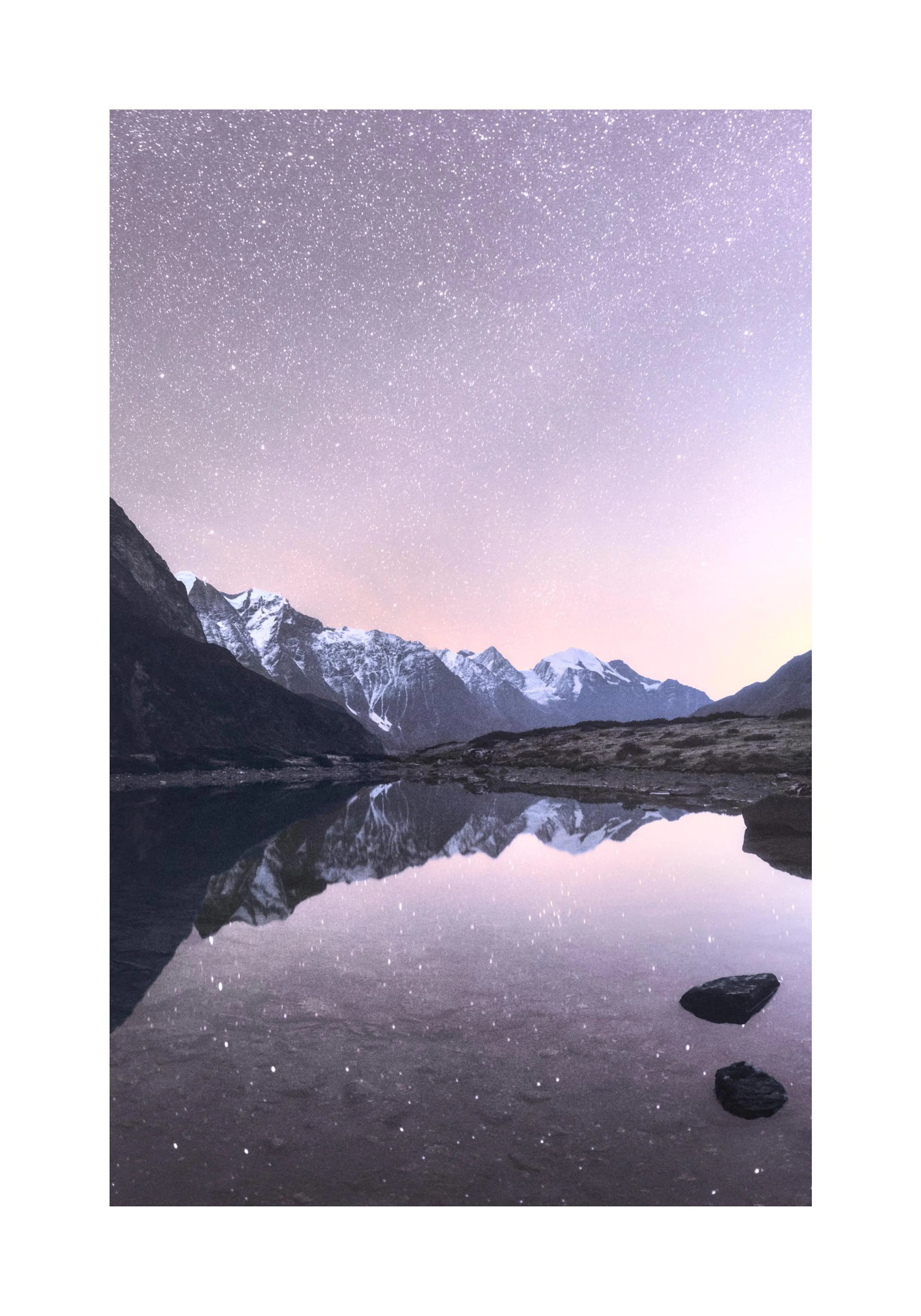 Plakát s noční krajinou, kde se zrcadlí zasněžené hory a hvězdné nebe v klidné hladině jezera.