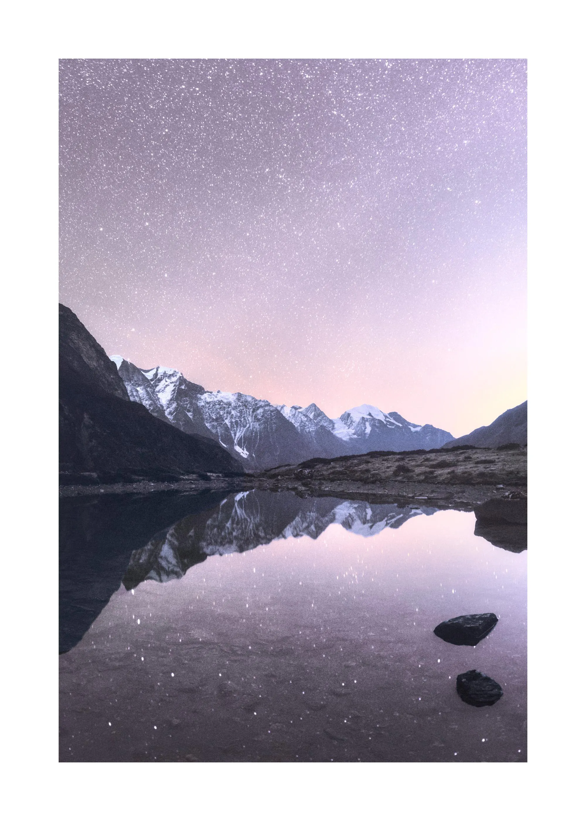 Plakát s noční krajinou, kde se zrcadlí zasněžené hory a hvězdné nebe v klidné hladině jezera.