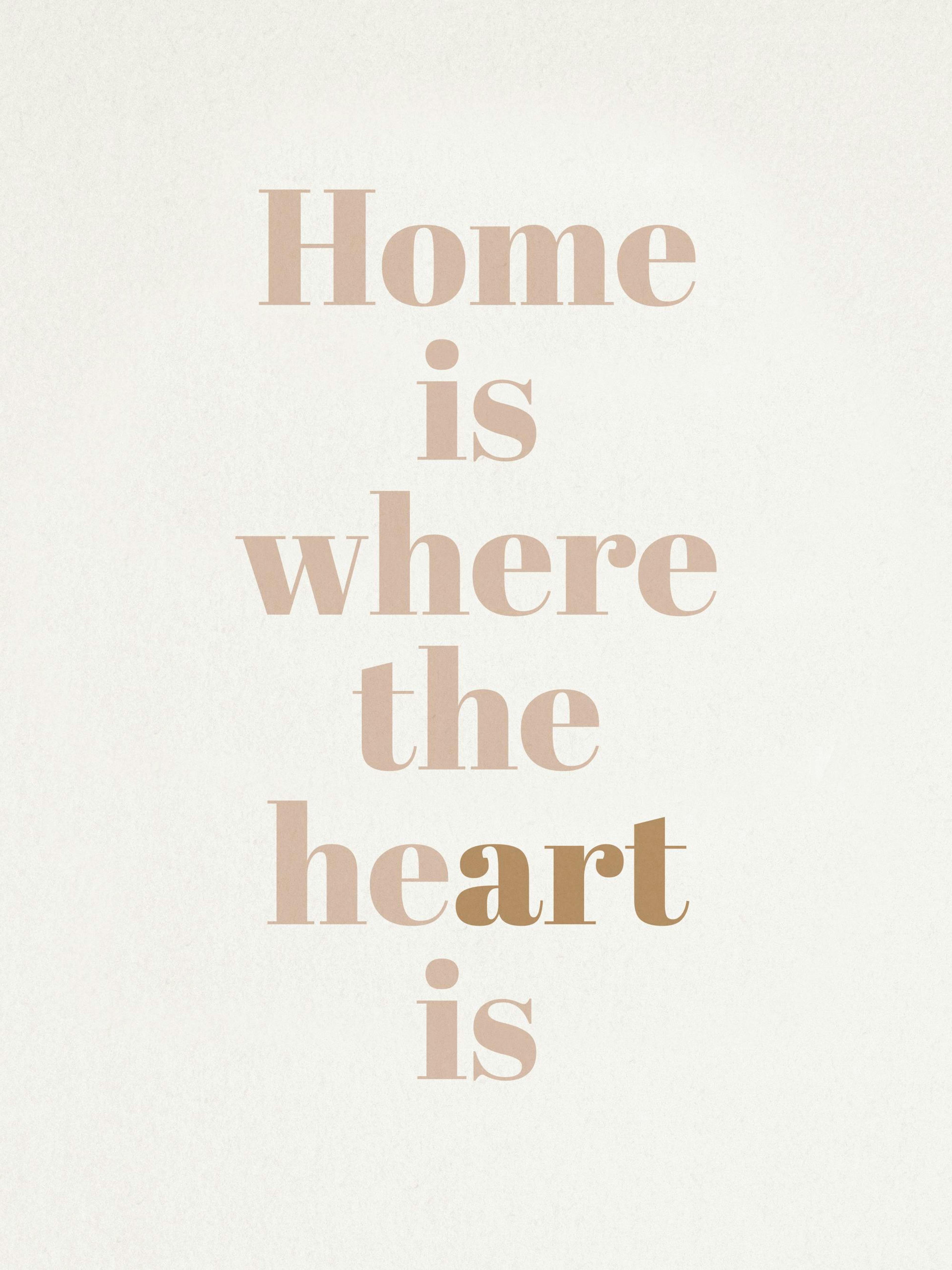 Póster minimalista con la frase Home is where the heart is en tonos beige y marrón sobre un fondo claro.