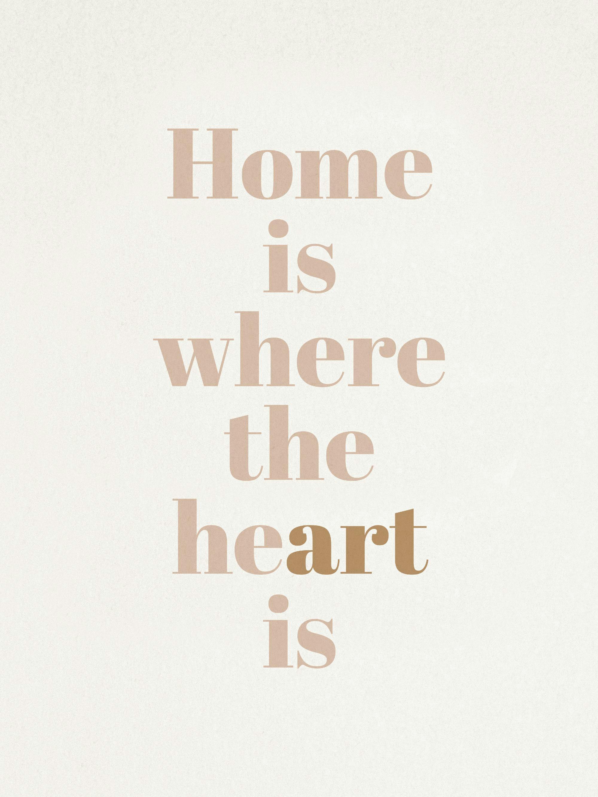 Poster cu textul Home is where the heart is în culori bej și maro, pe un fundal deschis, inspirând căldură.