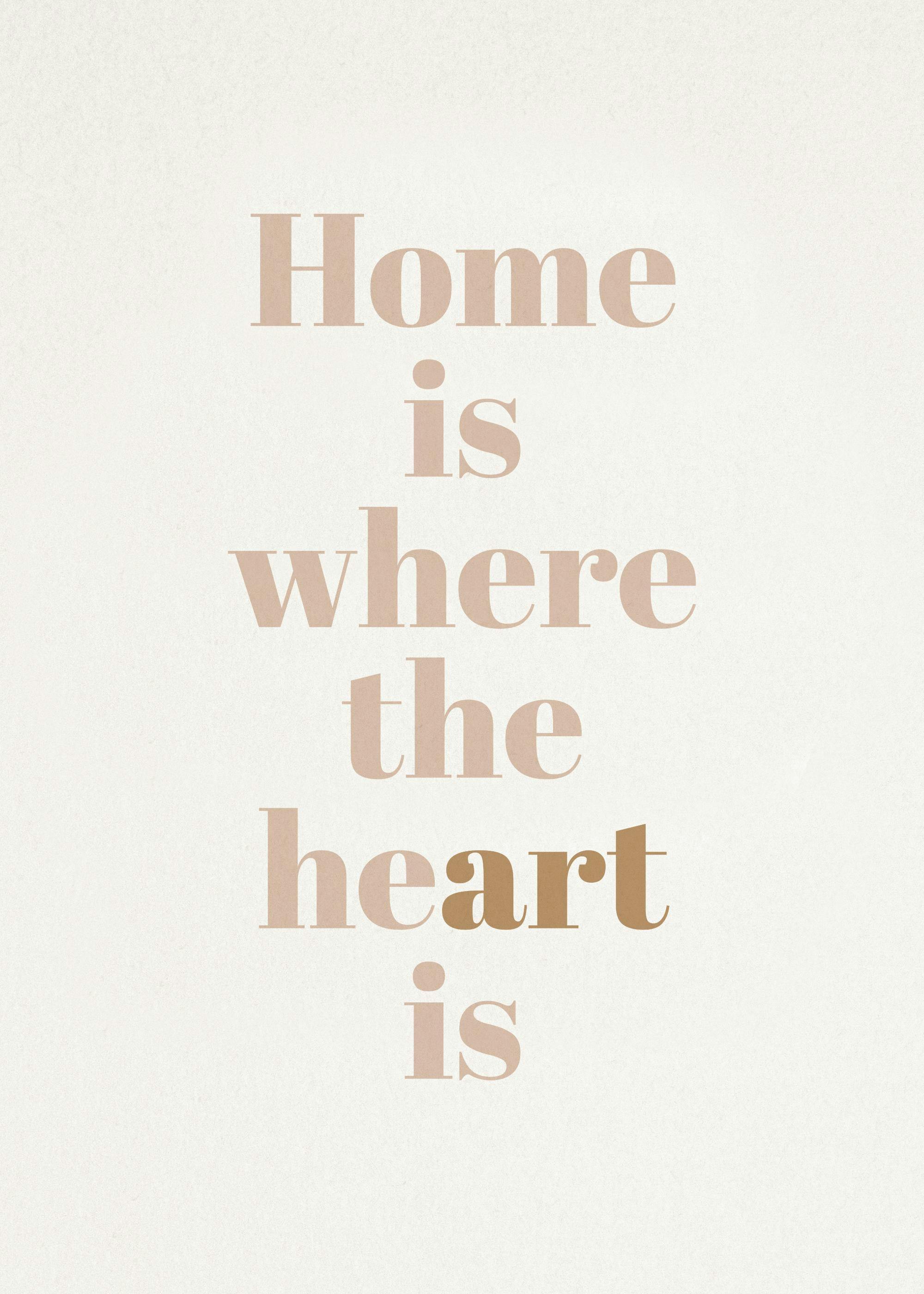 Plakat med teksten Home is where the heart is i beige og brun på en lys baggrund.