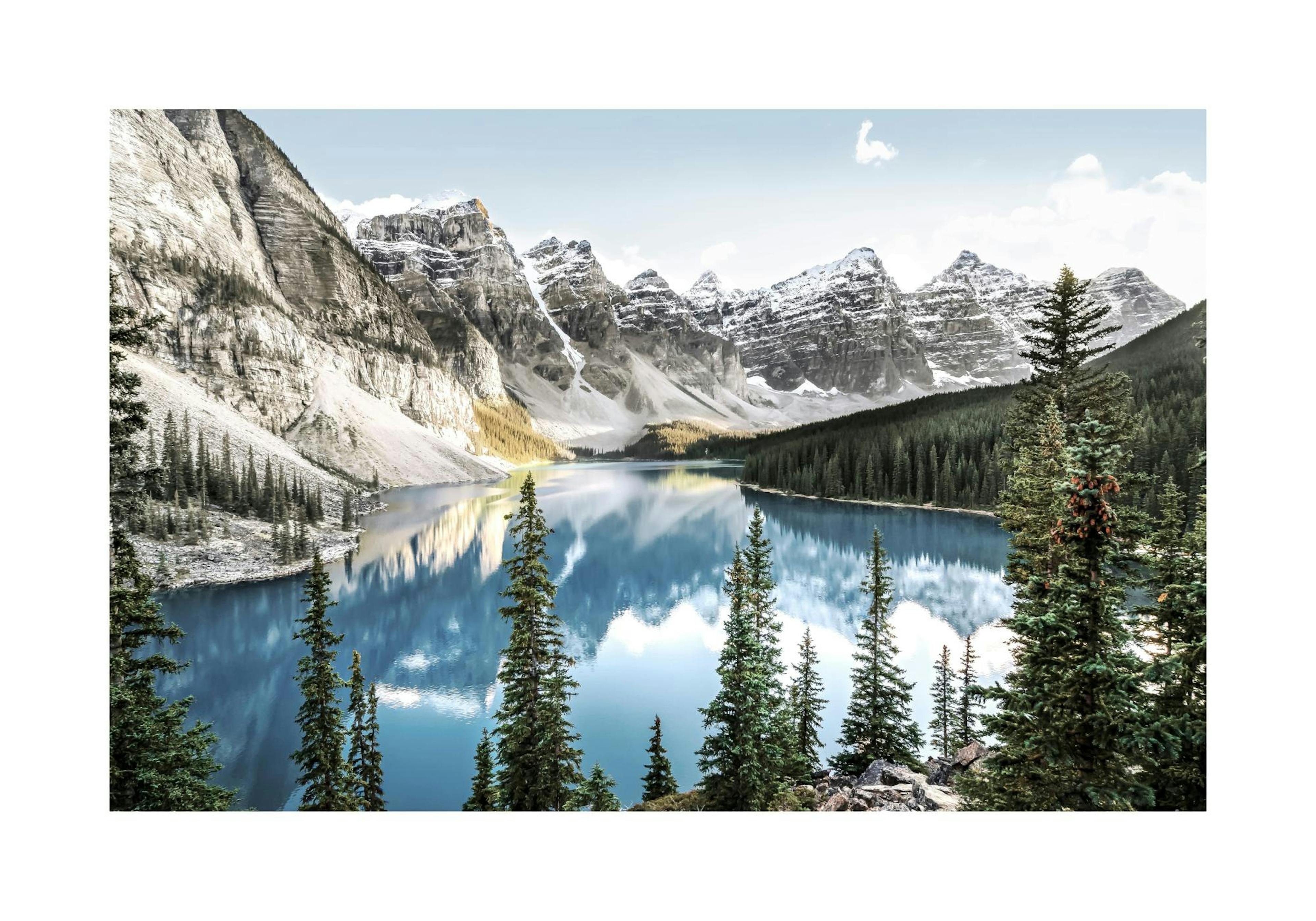 설경의 산과 푸른 호수, 울창한 소나무 숲이 어우러진 자연 풍경 poster