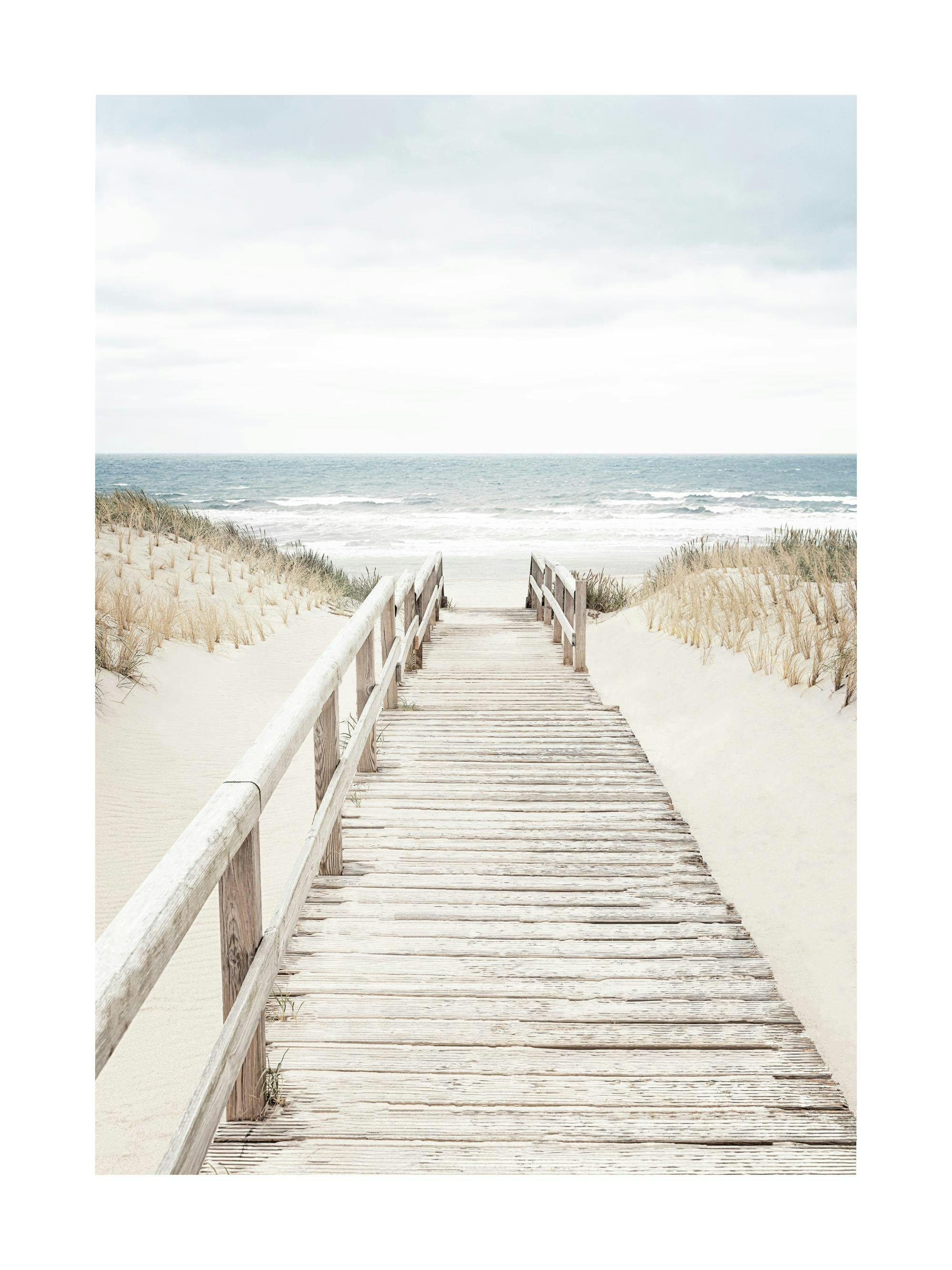Een poster van een houten vlonderpad dat door zandduinen naar de zee leidt, onder een lichte bewolkte hemel.