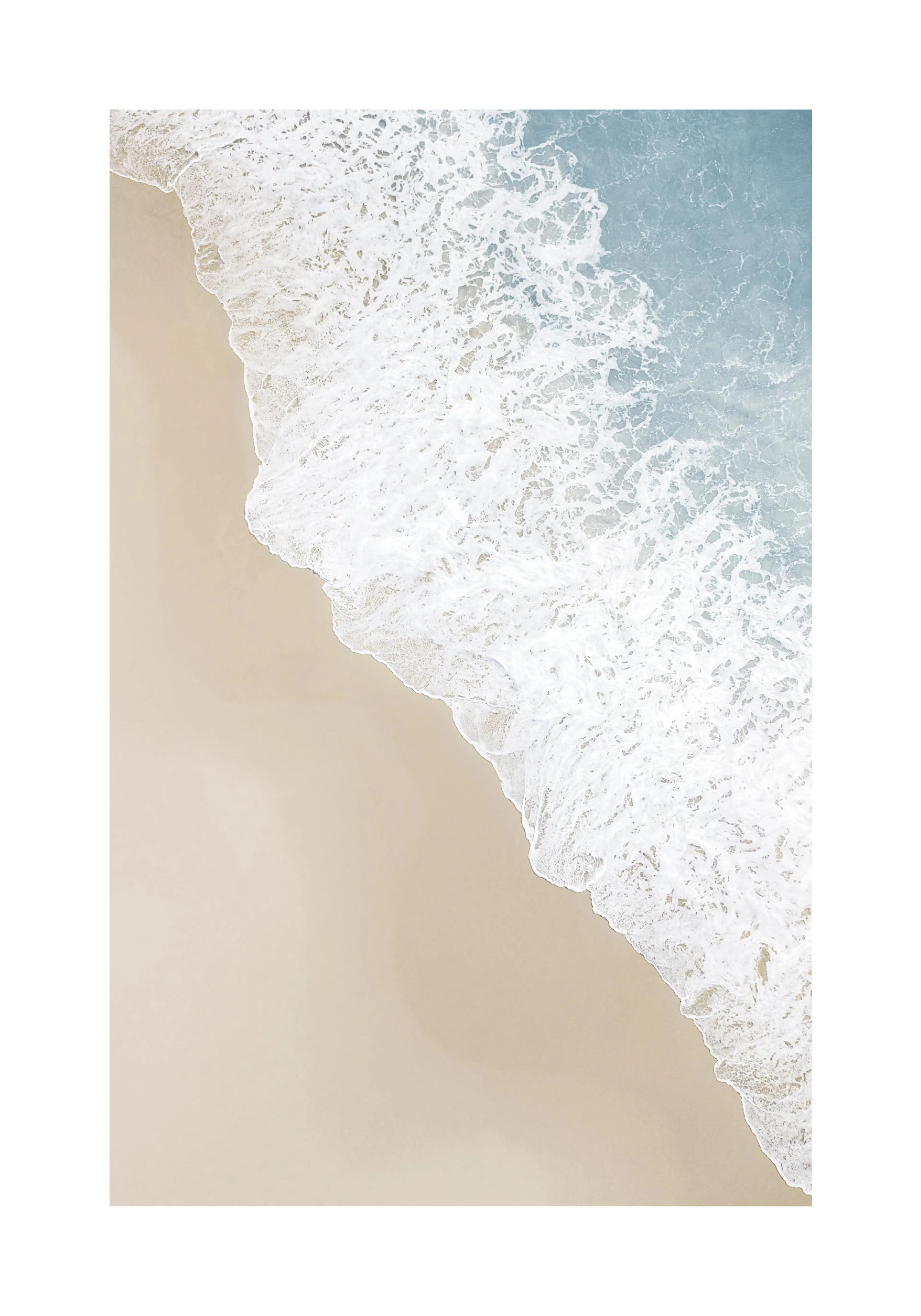 Poster: Strandansicht von oben mit beigefarbenem Sand und einer blauen Meereswelle mit weißem Schaum.