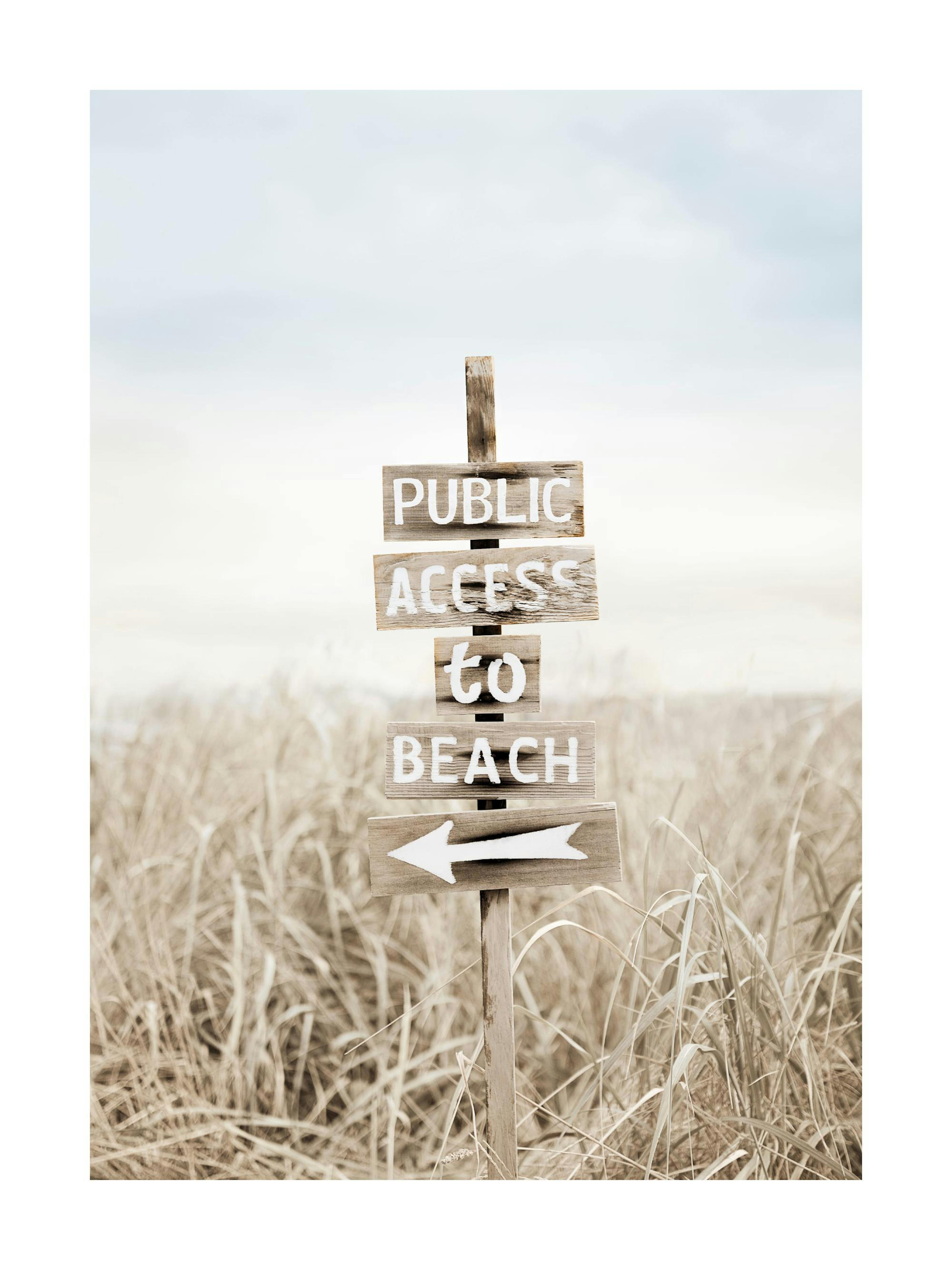 Póster de un letrero de madera rústico con las palabras Public Access to Beach y una flecha.