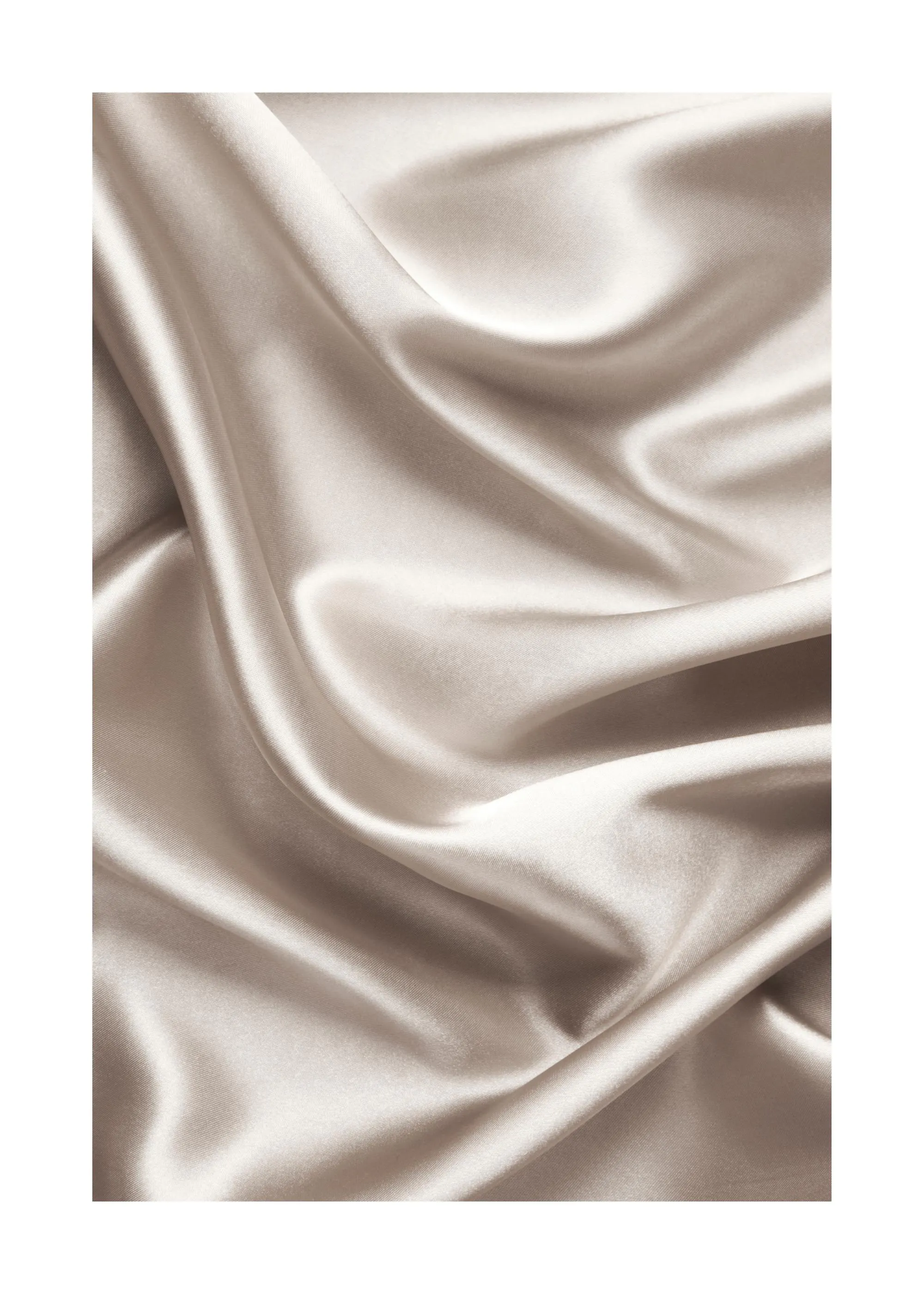 Póster de tela de seda suave con pliegues, en tonos beige y marfil que crean un efecto ondulado.