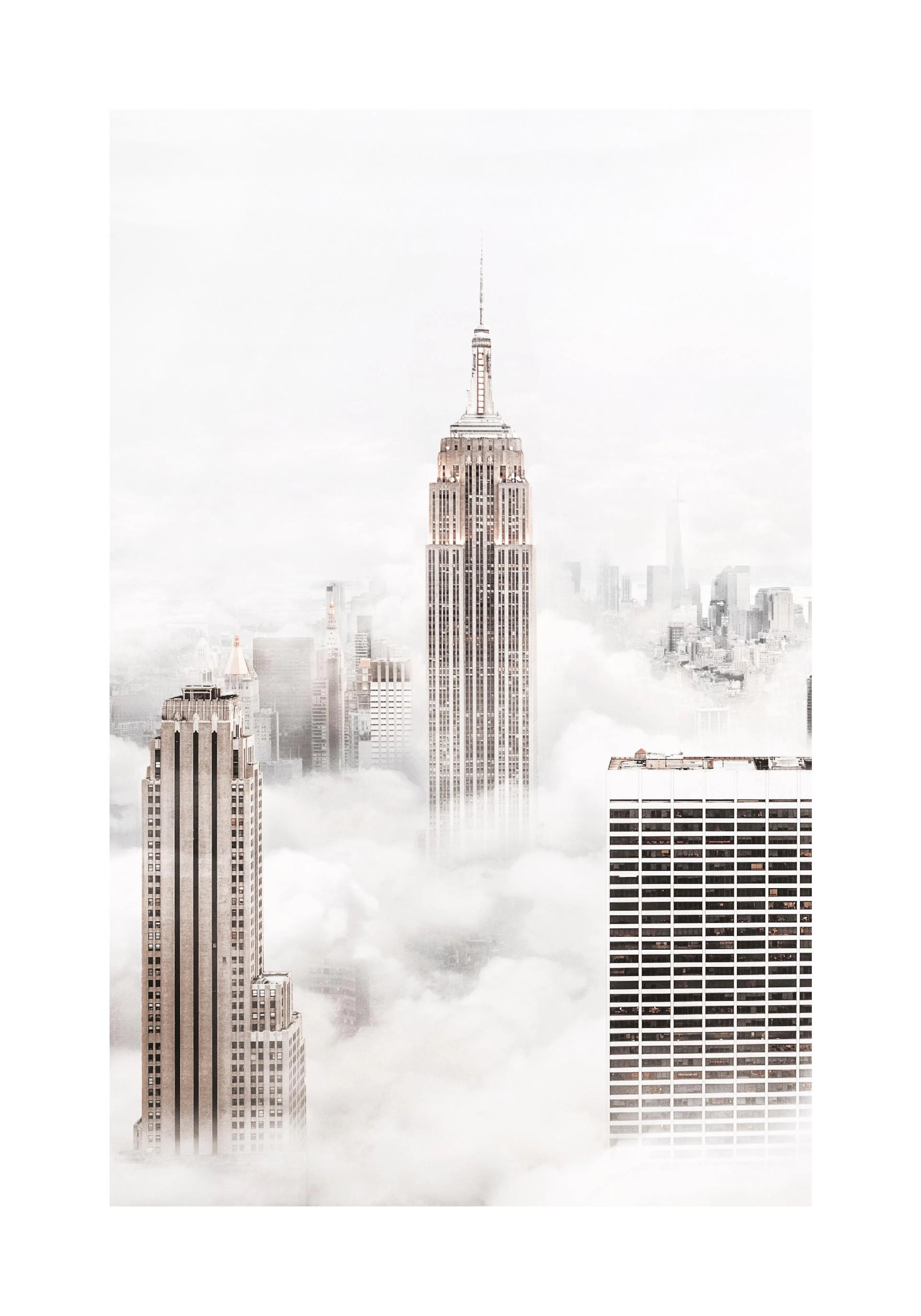 En poster som visar New Yorks skyskrapor, inklusive Empire State Building, omgivna av ett vitt, fluffigt molntäcke.